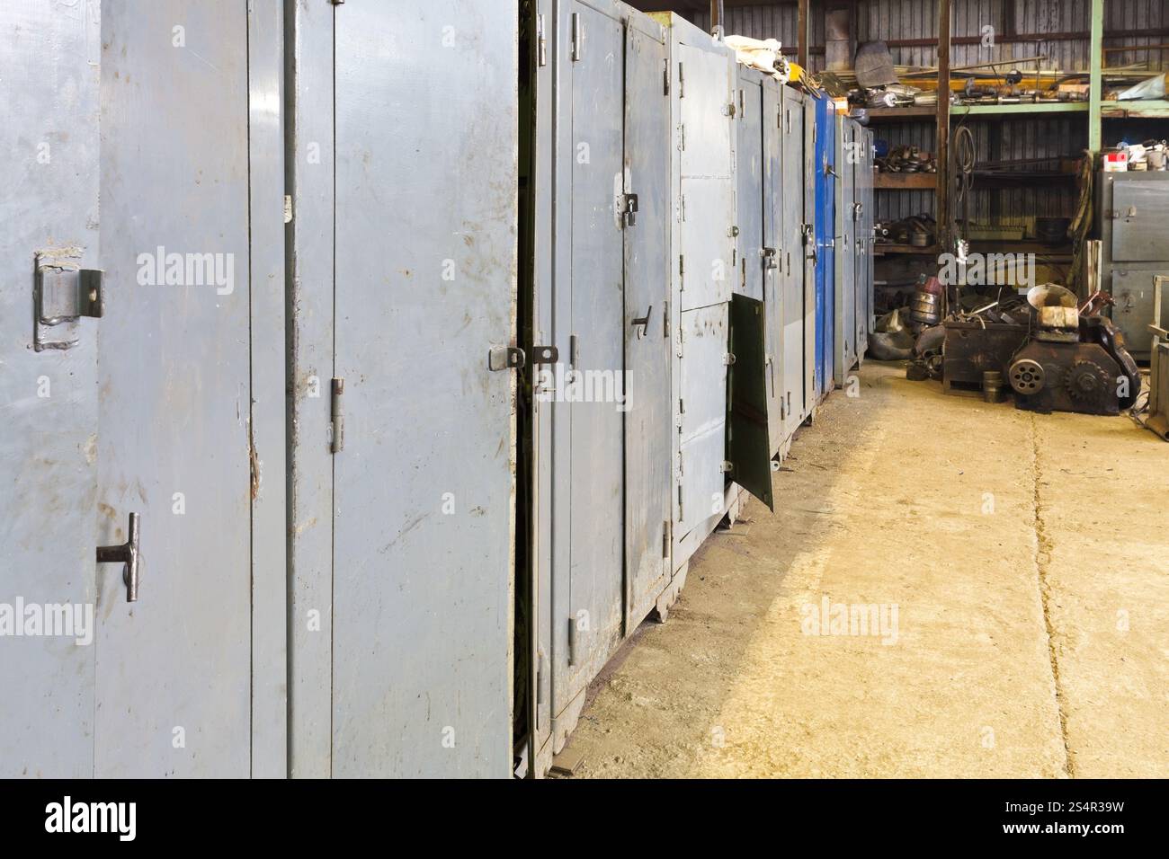 Metall-Schränke und Regale in Dreherei Stockfoto