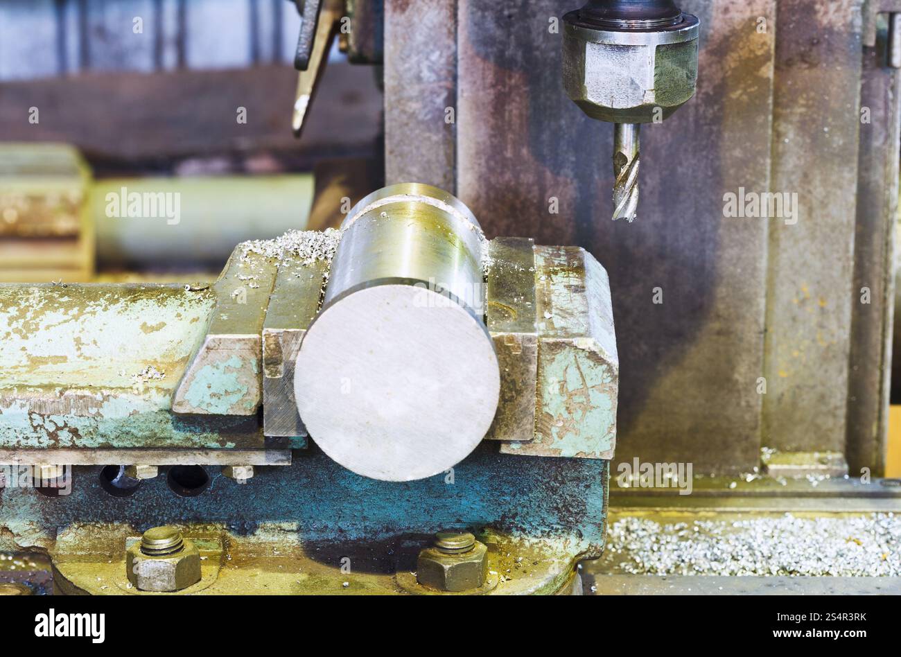 Metallteil und Übung der Drehbank Bohrmaschine hautnah in Schlosserei Stockfoto