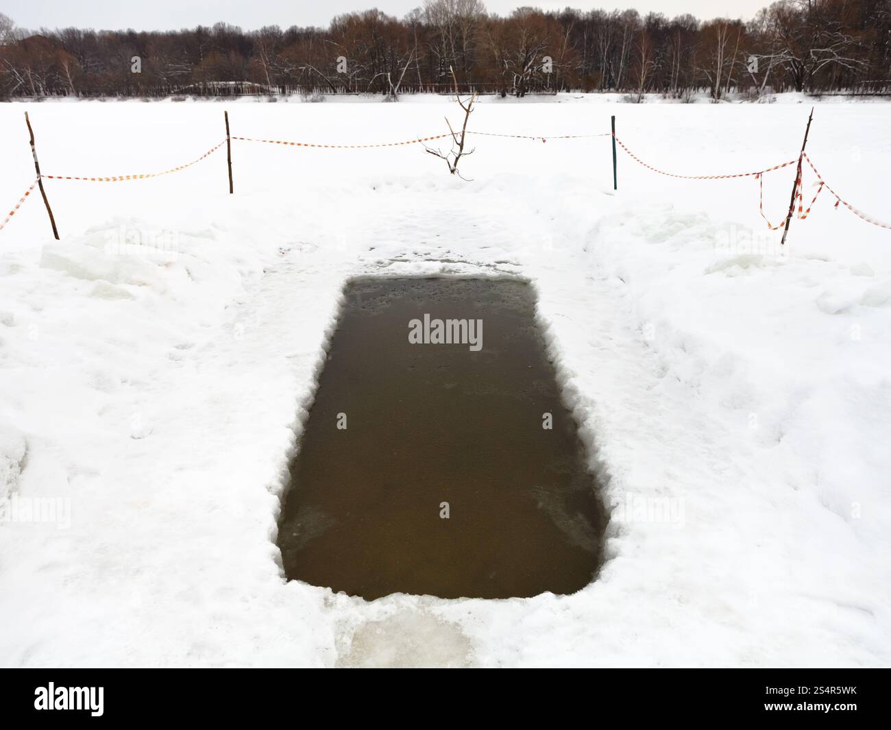 Eis-Lichtung mit gefrorenem Wasser im Fluss im Wintertag Stockfoto