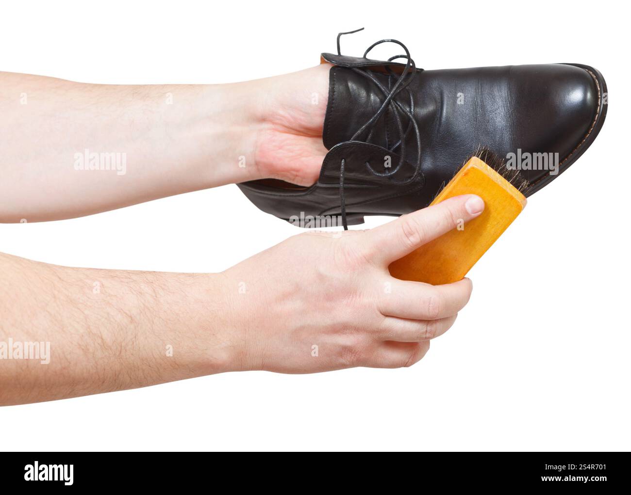 Schuhputzer Reinigung schwarze Schuhe mit dem Pinsel isoliert auf weißem Hintergrund Stockfoto
