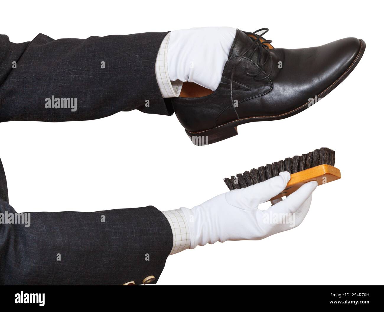Schuhputzer in weißen Handschuhen Reinigung schwarze Schuhe mit dem Pinsel isoliert auf weißem Hintergrund Stockfoto