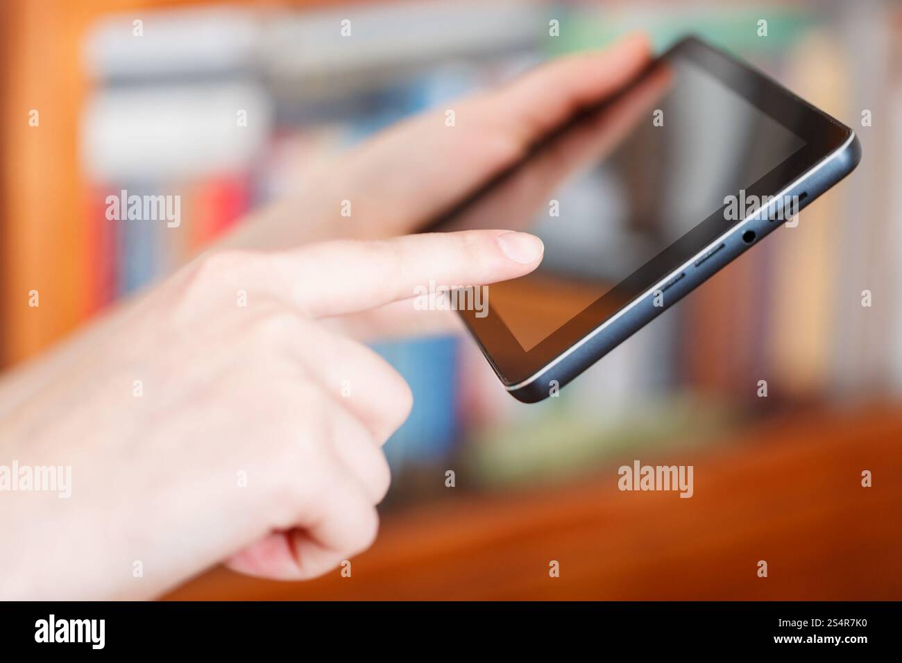 Finger berühren Touchpad in Bücherei Stockfoto