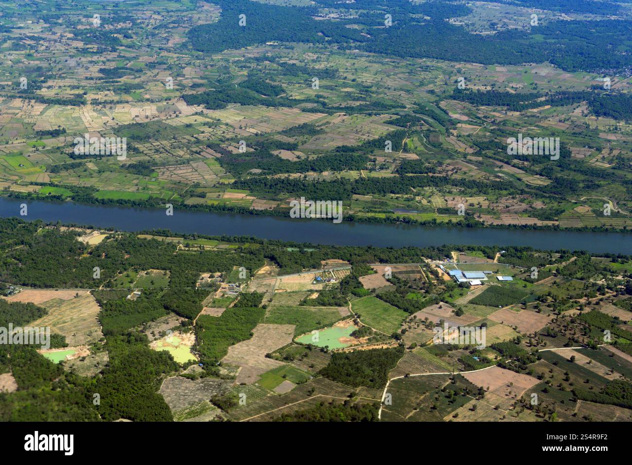 Ein Luftblick über die Landschaft der Provinz Ubon Rachathani in der Region Isan im Nordosten Thailands in Thailand.&#XA; Stockfoto