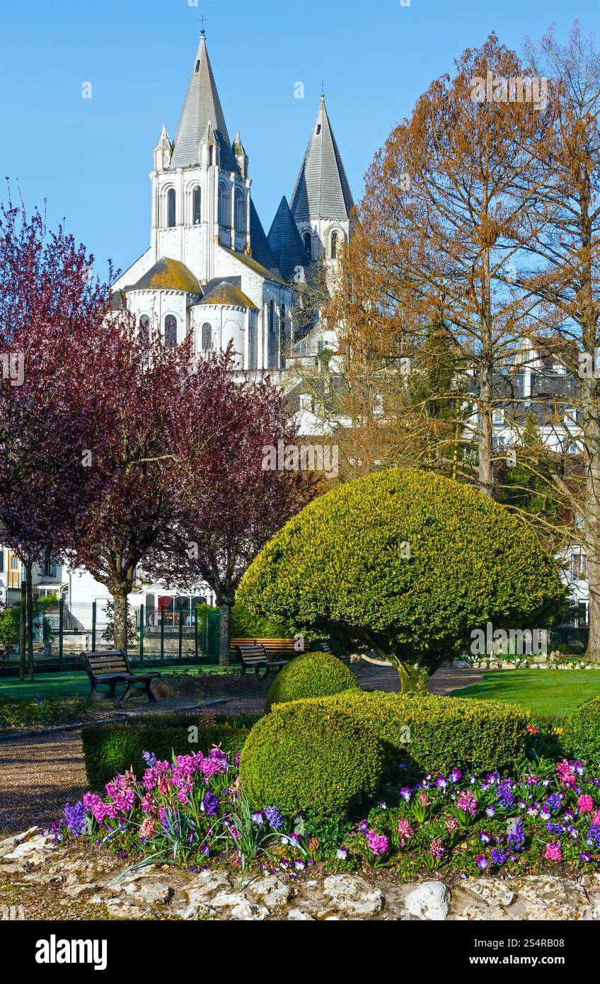 Der Frühling schöner Park in Stadt Loches (Frankreich) und St.Oars Kirche hinter (stammt aus dem 10. bis 12. Jahrhundert) Stockfoto