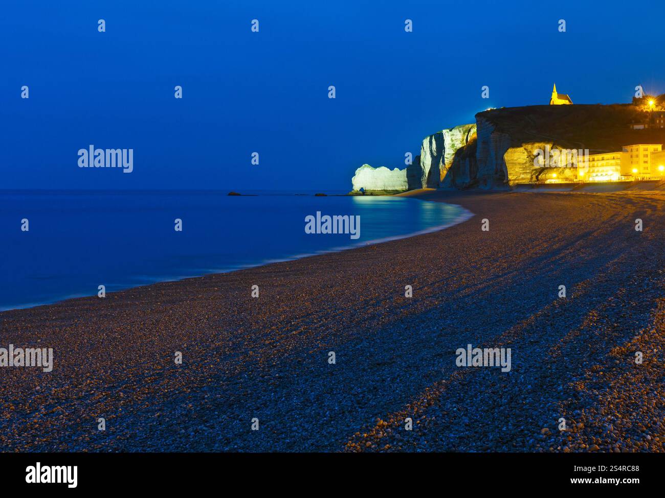 Etretat Küstenblick, Frankreich. Nacht-Szene. März 2014. Stockfoto