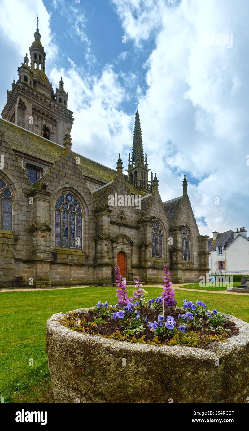 Die Pfarrkirche Saint-Thegonnec. 16. / 17. Jahrhundert. Bretagne, Frankreich. Frühling-Ansicht. Stockfoto