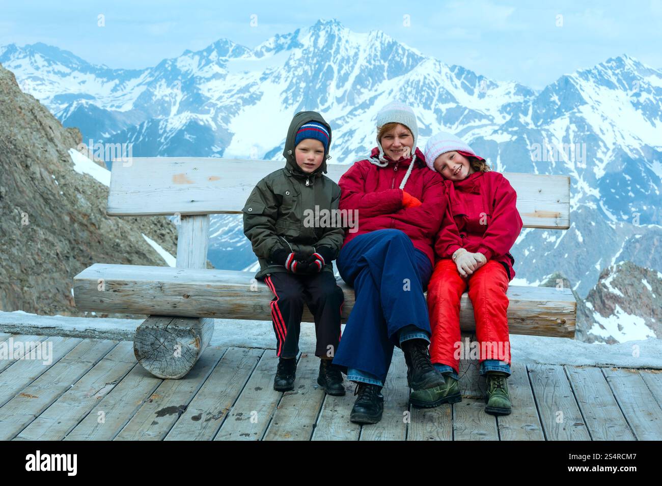 Familie am Aussichtspunkt. Blick aus dem Karlesjoch Berg (3108m., in der Nähe von Kaunertal Gletscher an Grenze Österreich-Italien). Stockfoto