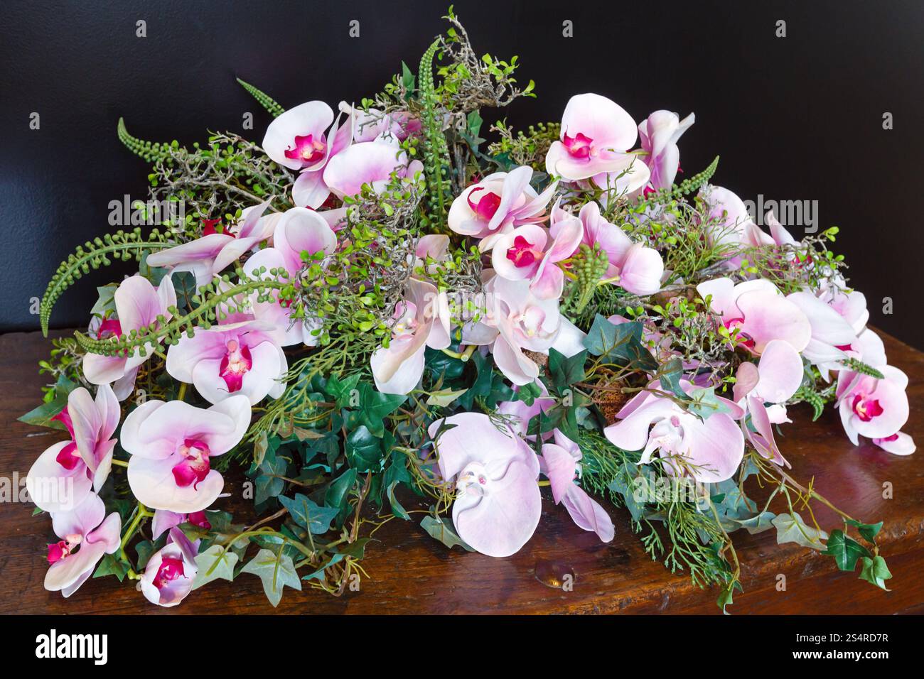 Wunderbare romantische hellrosa Orchideen Blüten Bouquet Zusammensetzung Stockfoto