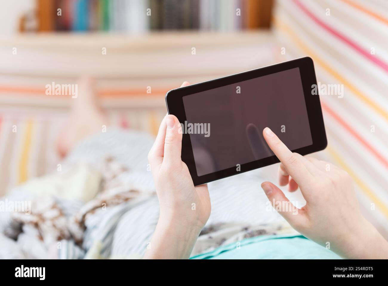 Mädchen mit Tablet-pc im Wohnzimmer Stockfoto