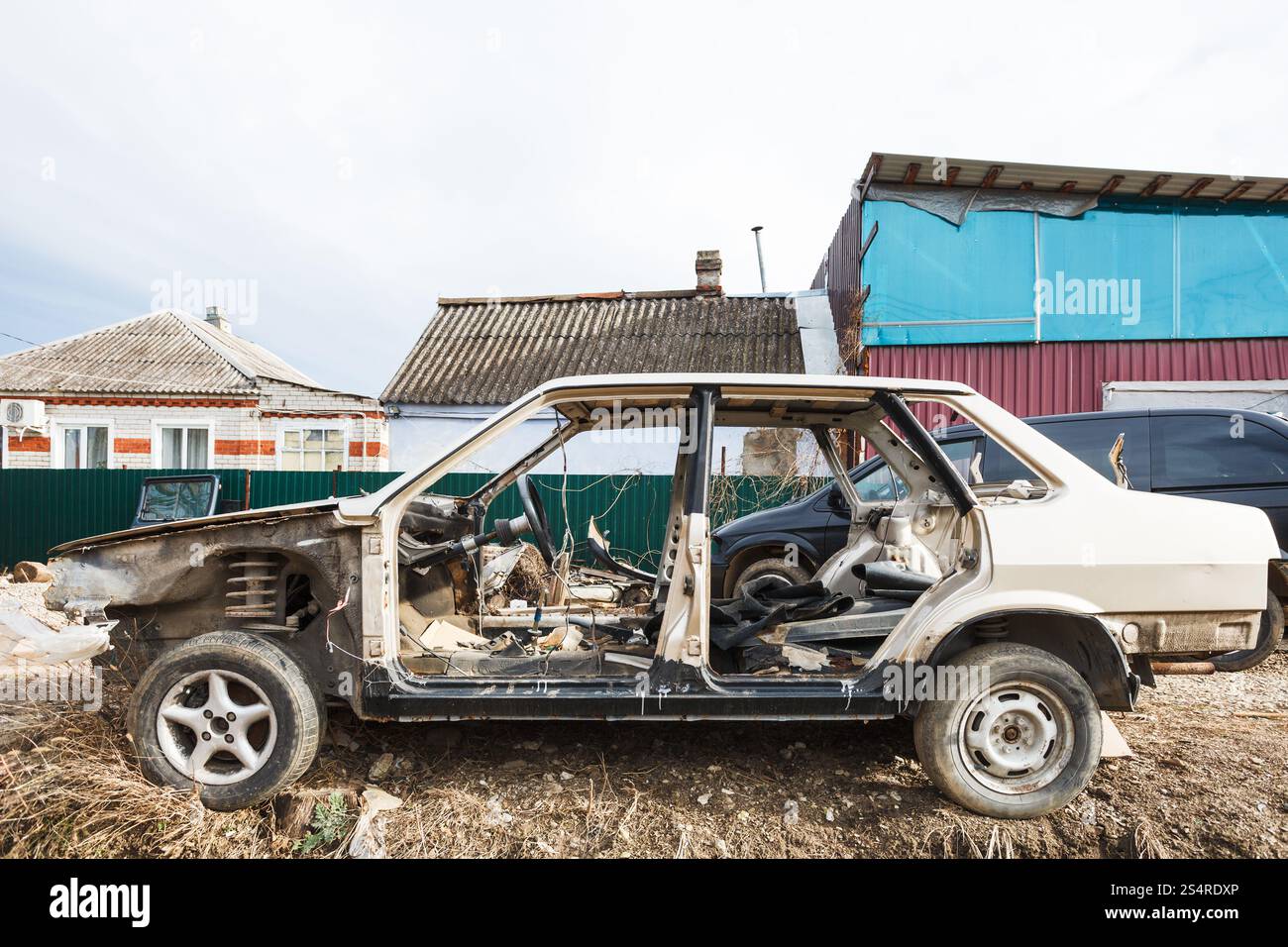 alten zerlegt Auto in der Dorfstraße Stockfoto