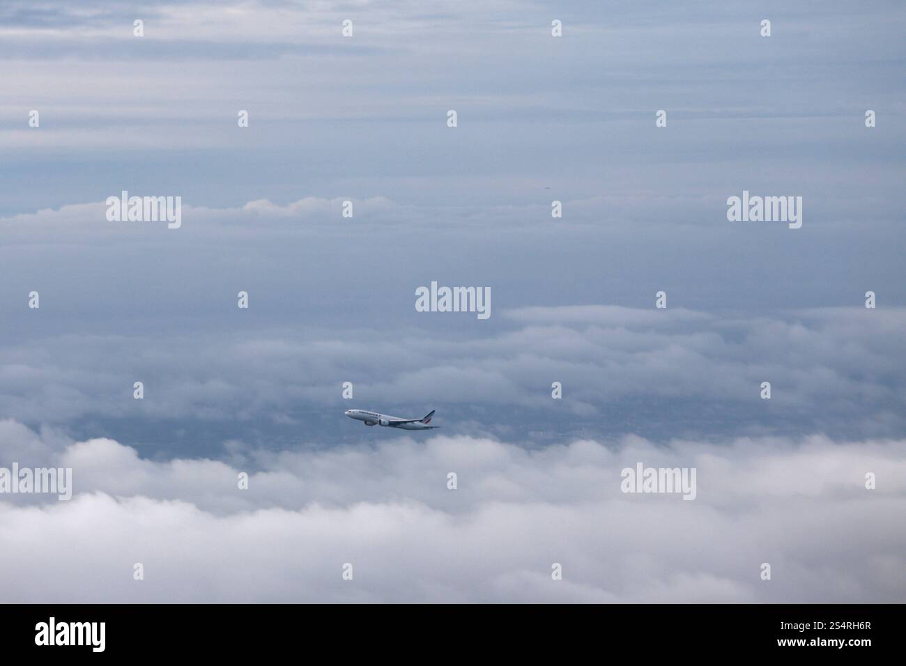 07.10.2024, Paris, FRA - Flugzeug der Air France ueber den Wolken. Air France, Airline, aufwaerts, aussen, Aussenaufnahme, Europa, europaeisch, Fliegen, Flieger, Flug, Fluggesellschaft, Fluglinie, Flugreise, Flugverkehr, Flugzeug, Frankreich, Franzoesisch, in der Luft, Jet, Luftbild, Luftbildaufnahme, Luftfahrtgesellschaft, Luftfahrtunternehmen, Luftverkehr, nach oben, Paris, Passagierflugzeug, Passagiermaschine, QF, Querformat, steigen, Steigflug, Textfreiraum, Tourismus, Verkehr, ueber den Wolken, Urlaub, Verkehr, Verkehrsflugzeug, Verkehrsmaschine, verreisen, Westeuropa, Wirtschaft, zivil Stockfoto