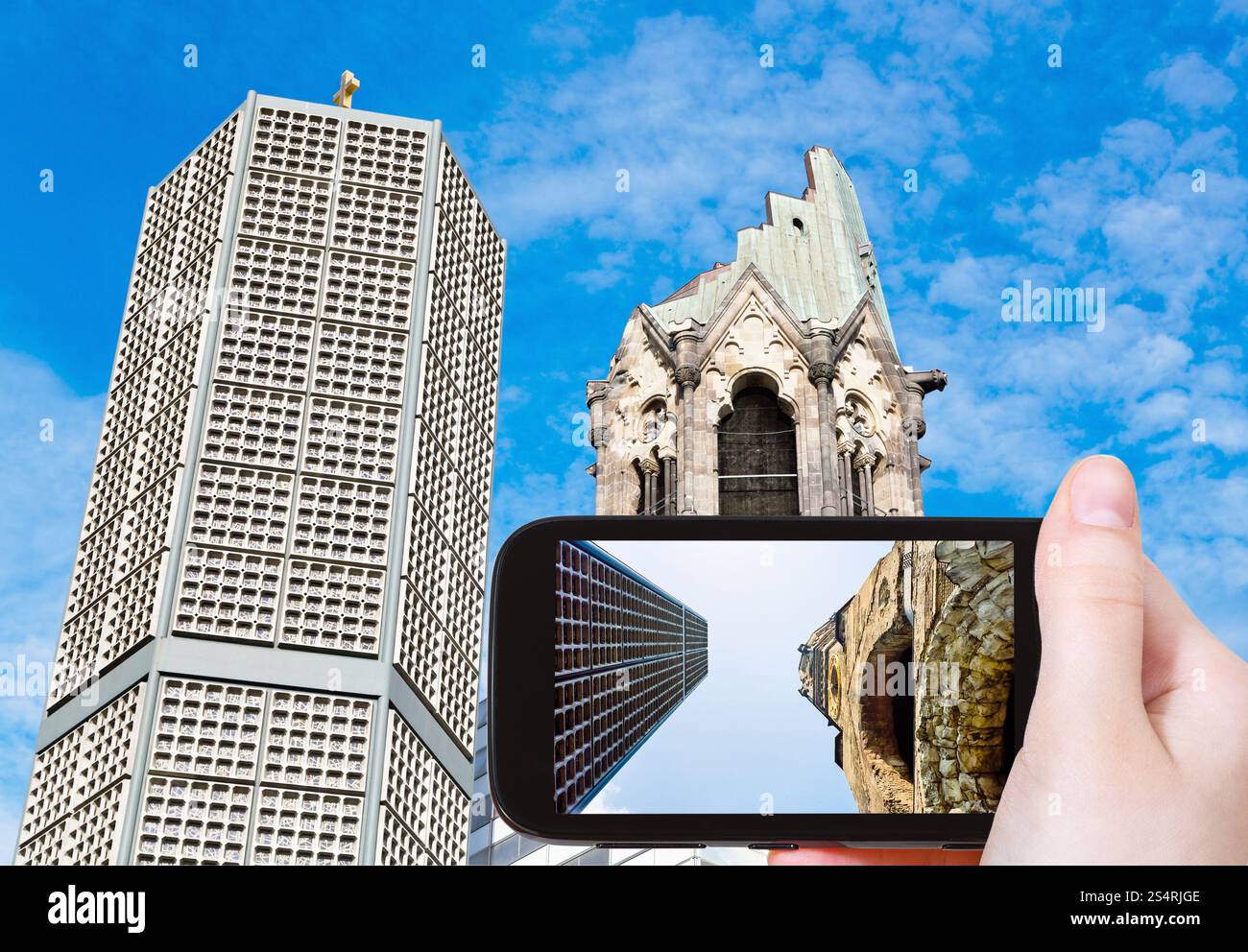 Reisen Sie, Konzept - Touristen nehmen Foto Gedachtniskirche Kirche auf mobile Gadget in Berlin, Deutschland Stockfoto