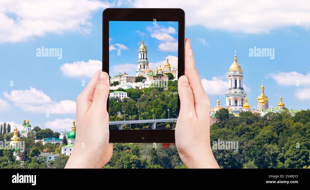 Konzept - Touristen nehmen Foto von Höhlenkloster von Kiew, Kiew, Ukraine auf mobile Gadget zu reisen Stockfoto