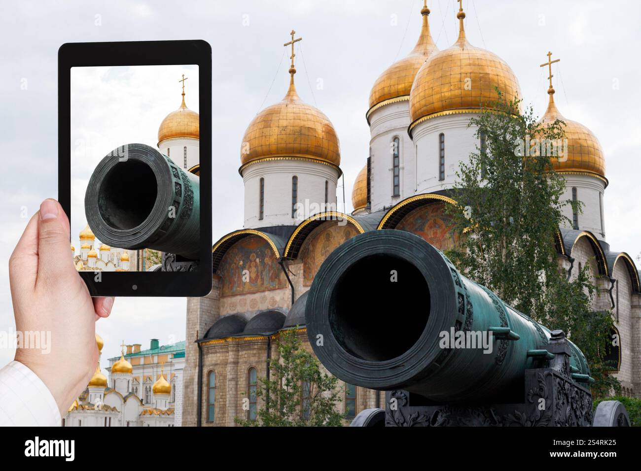 Reisen Sie Konzept - Touristen nehmen Foto von Zarenkanone und goldene Kuppel der Kathedralen im Moskauer Kreml auf mobile Gadget, Russland Stockfoto
