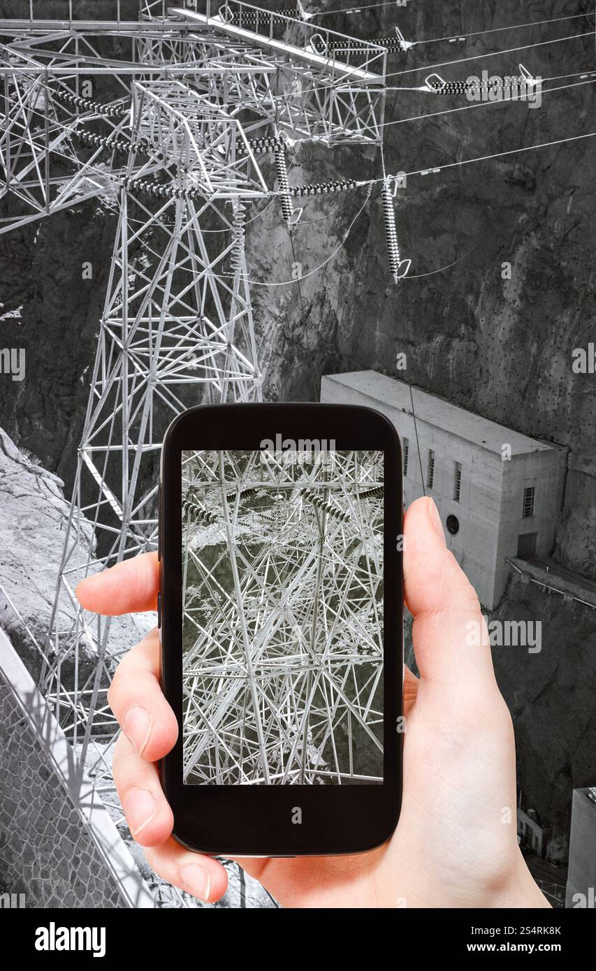 Reisen Sie Konzept - Touristen nehmen Foto von elektrischen Stromleitung der Hoover-Staudamm auf mobile Gadget, USA Stockfoto