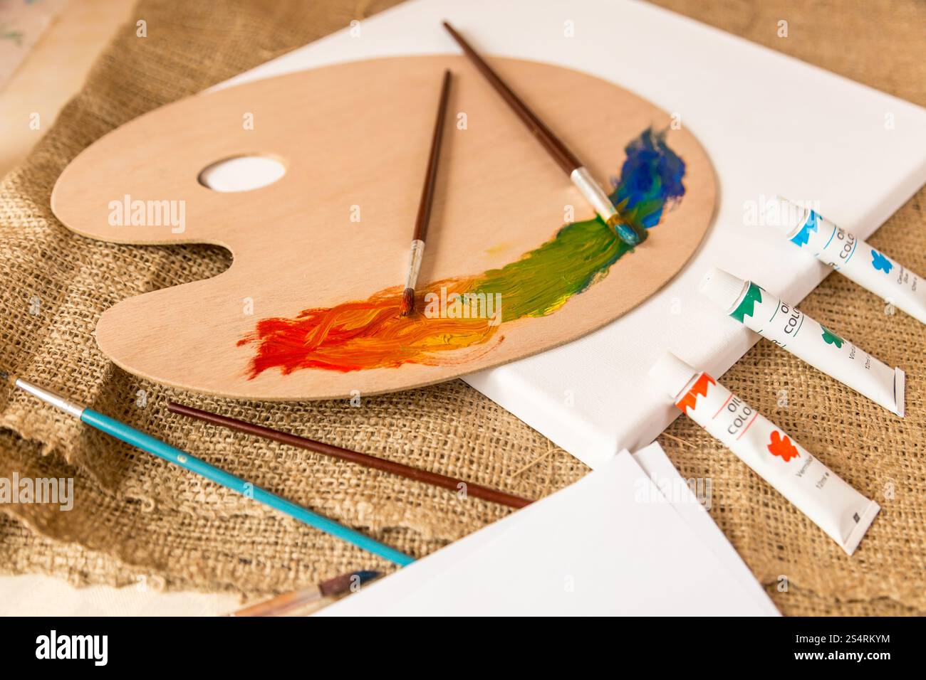 Konzeptionelle Foto des Chaos auf Arbeitstisch im Künstleratelier Stockfoto