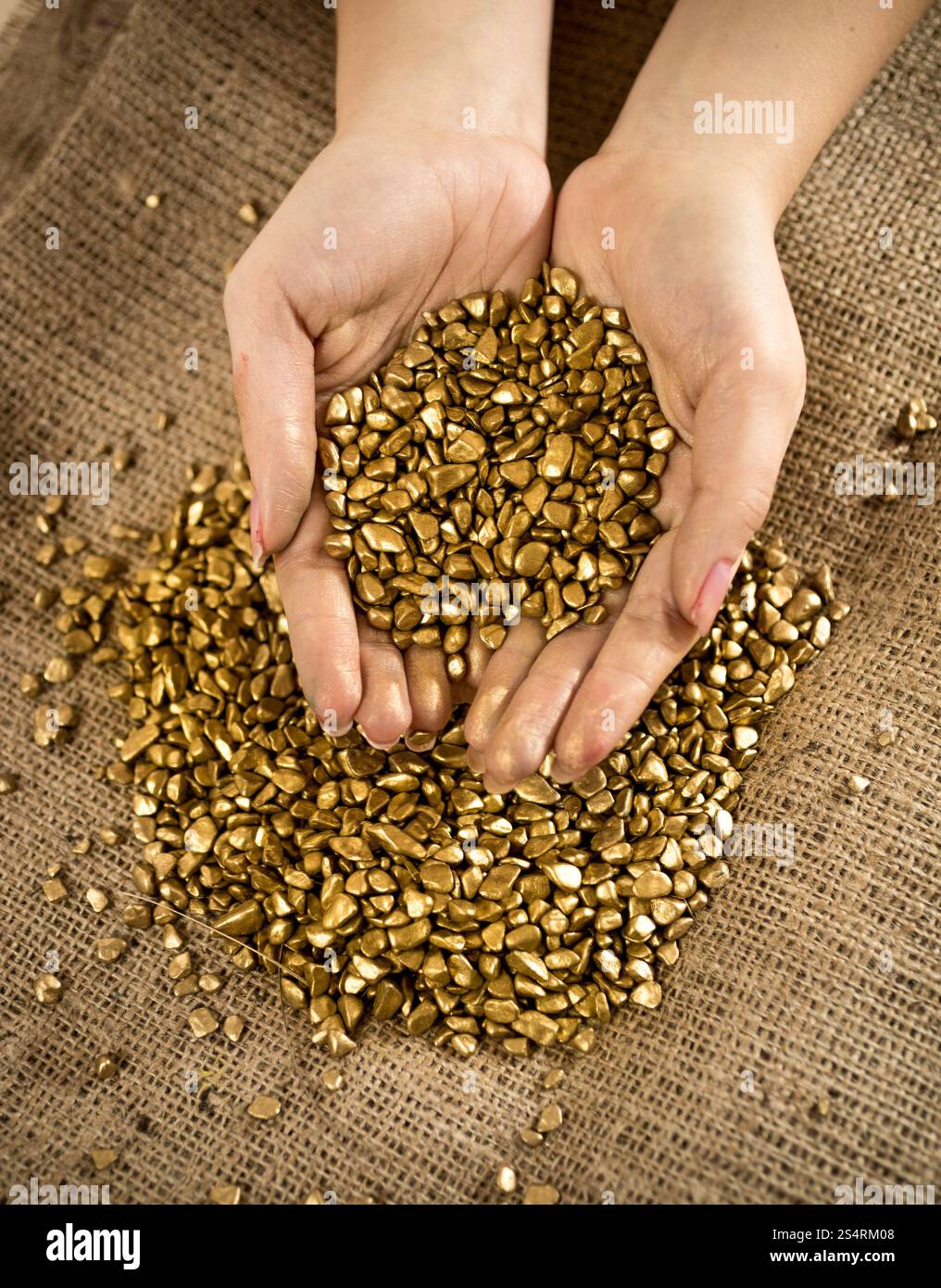 Konzeptionelle Foto Handvoll golden nuggets Stockfoto