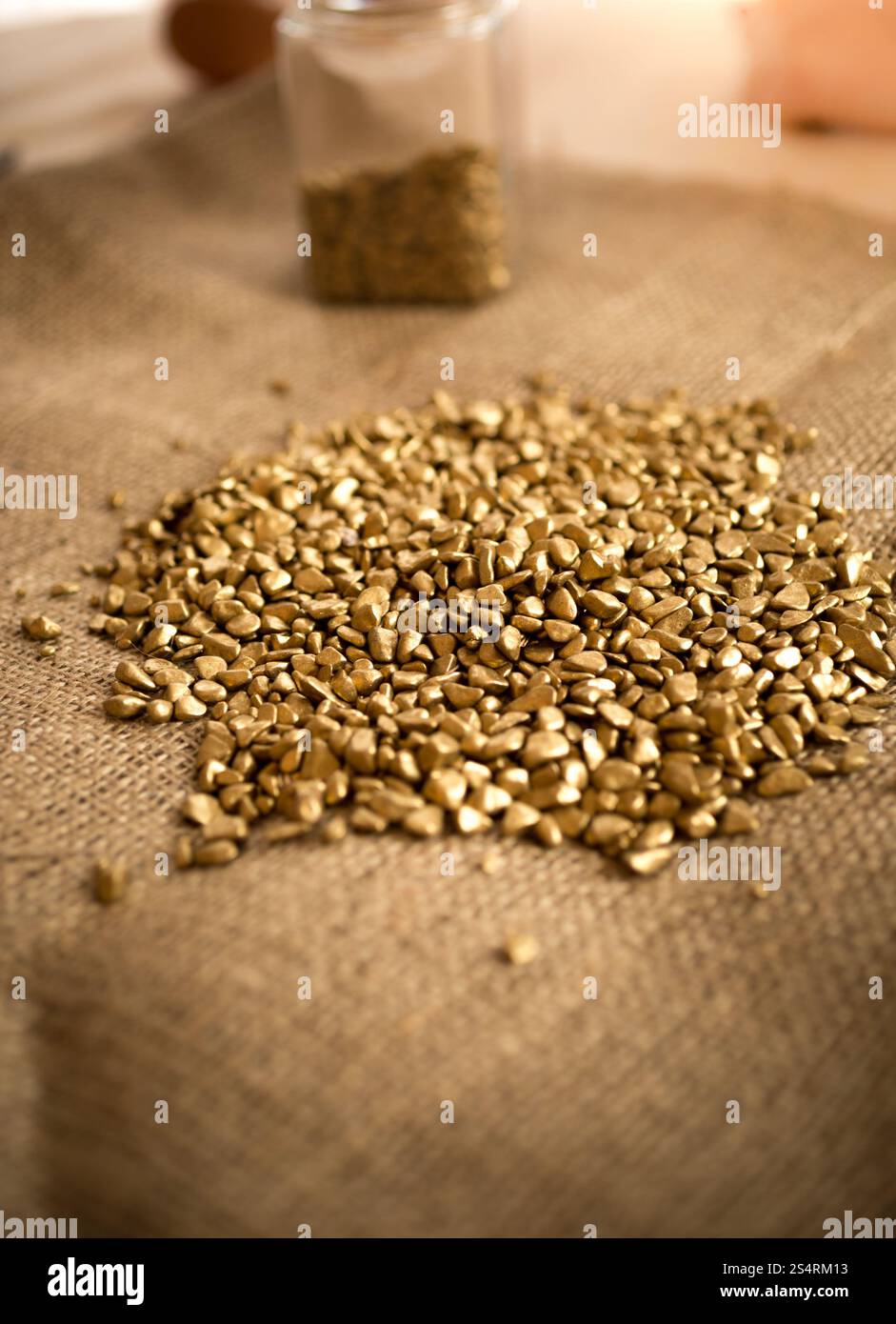 Haufen von gewaschenen golden Nuggets liegenden Tabelle durch Sackleinen abgedeckt Stockfoto