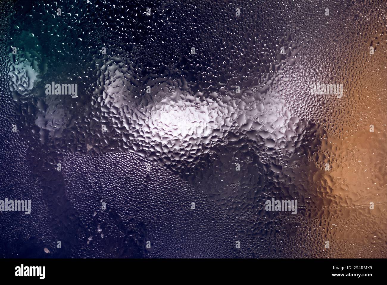 Closeup bunten Textur Wasser kondensiert auf der Glasoberfläche Stockfoto