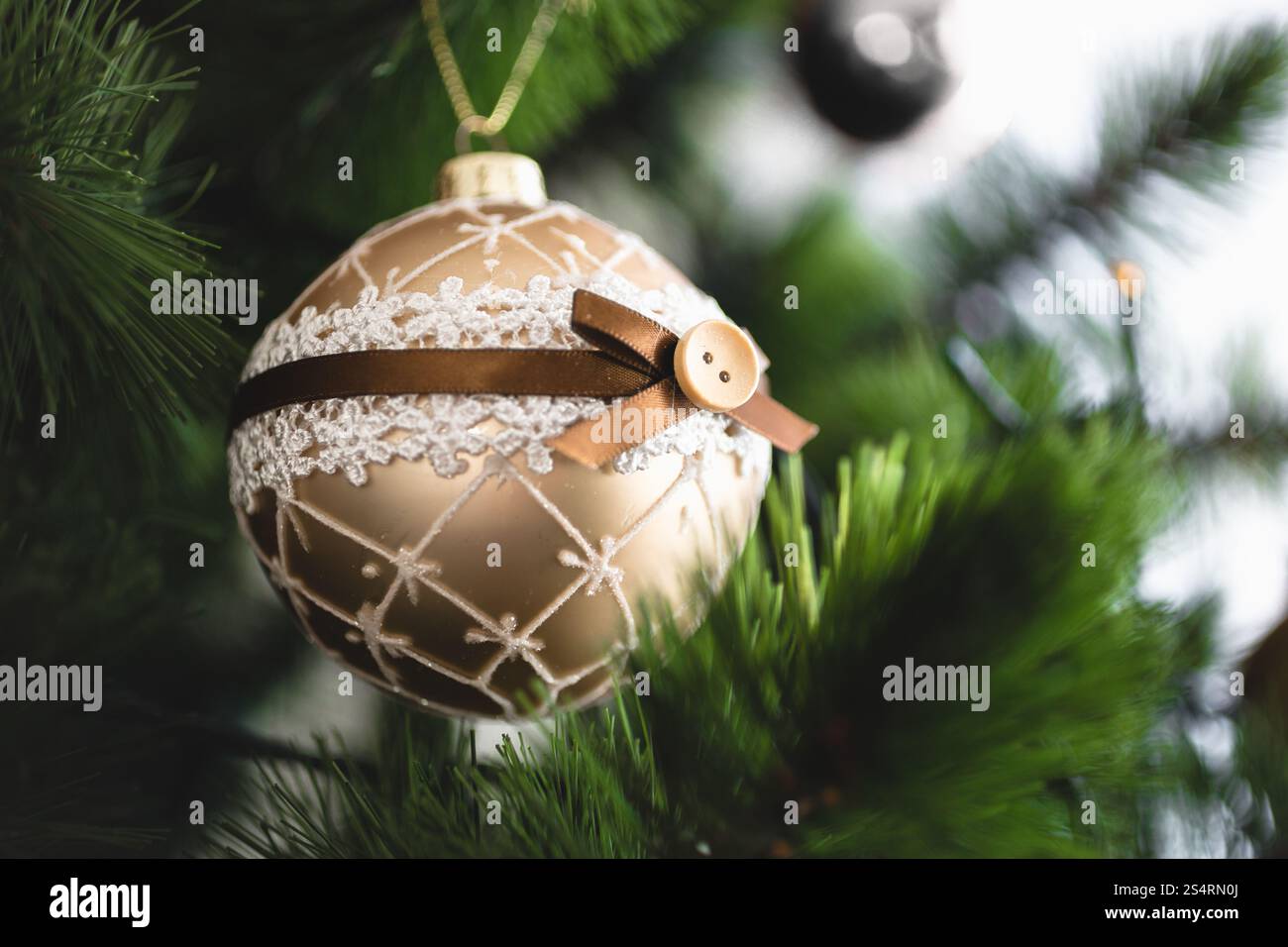 Nahaufnahme Foto des Goldenen Balls am Weihnachtsbaum Stockfoto