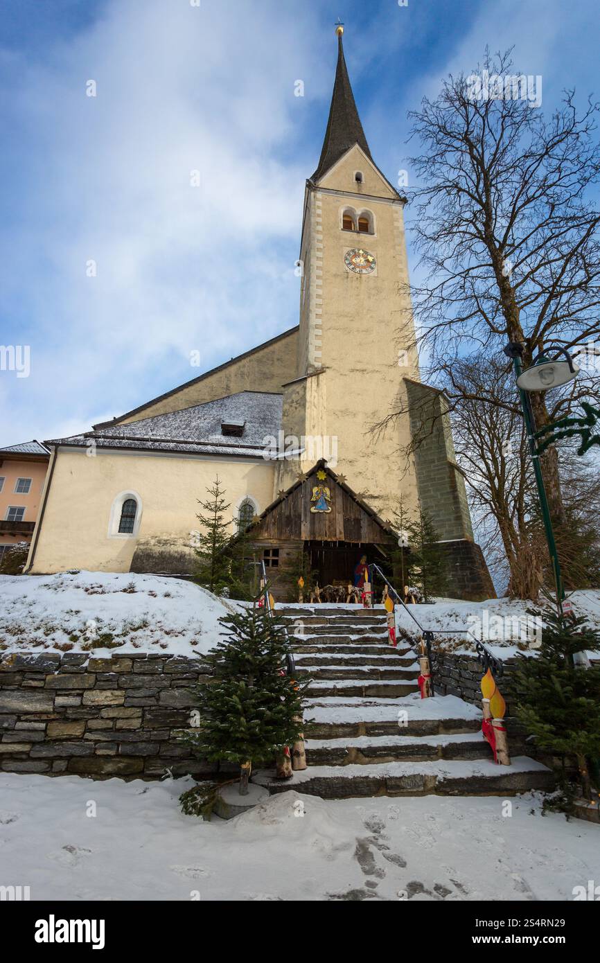 Alten Steinkirche mit hohen Glockenturm in Österreichische Alpen Stockfoto Alten Steinkirche mit hohen Glockenturm in Österreichische Alpen Stockfoto