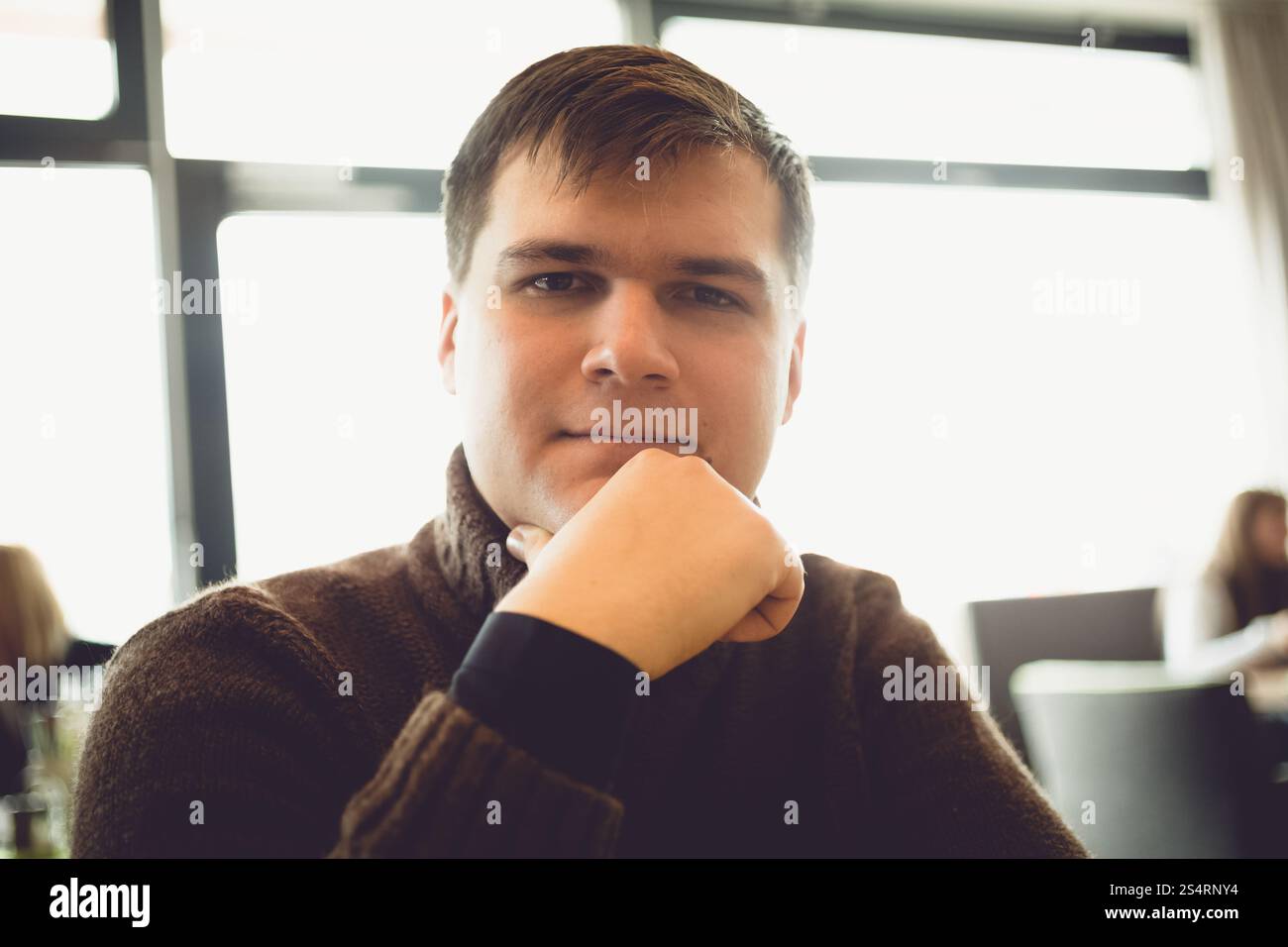 Closeup Portrait von lächelnden Mann wollene Pullover sitzen im restaurant Stockfoto