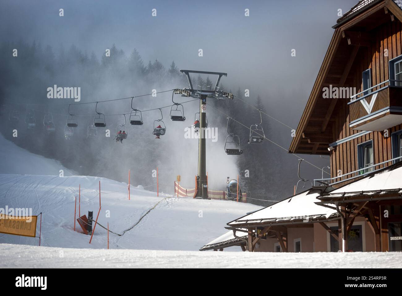 Reihe von Seilbahnen auf Highland Skigebiet in den österreichischen Alpen Stockfoto