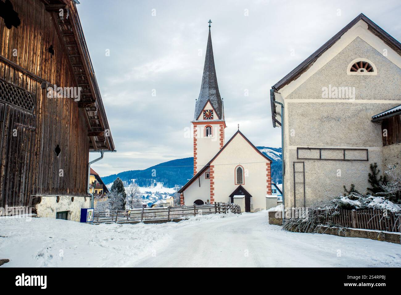 Schöne alte katholische Kirche in österreichischen Kleinstadt mit Schnee bedeckt Stockfoto Schöne alte katholische Kirche in österreichischen Kleinstadt mit Schnee bedeckt Stockfoto