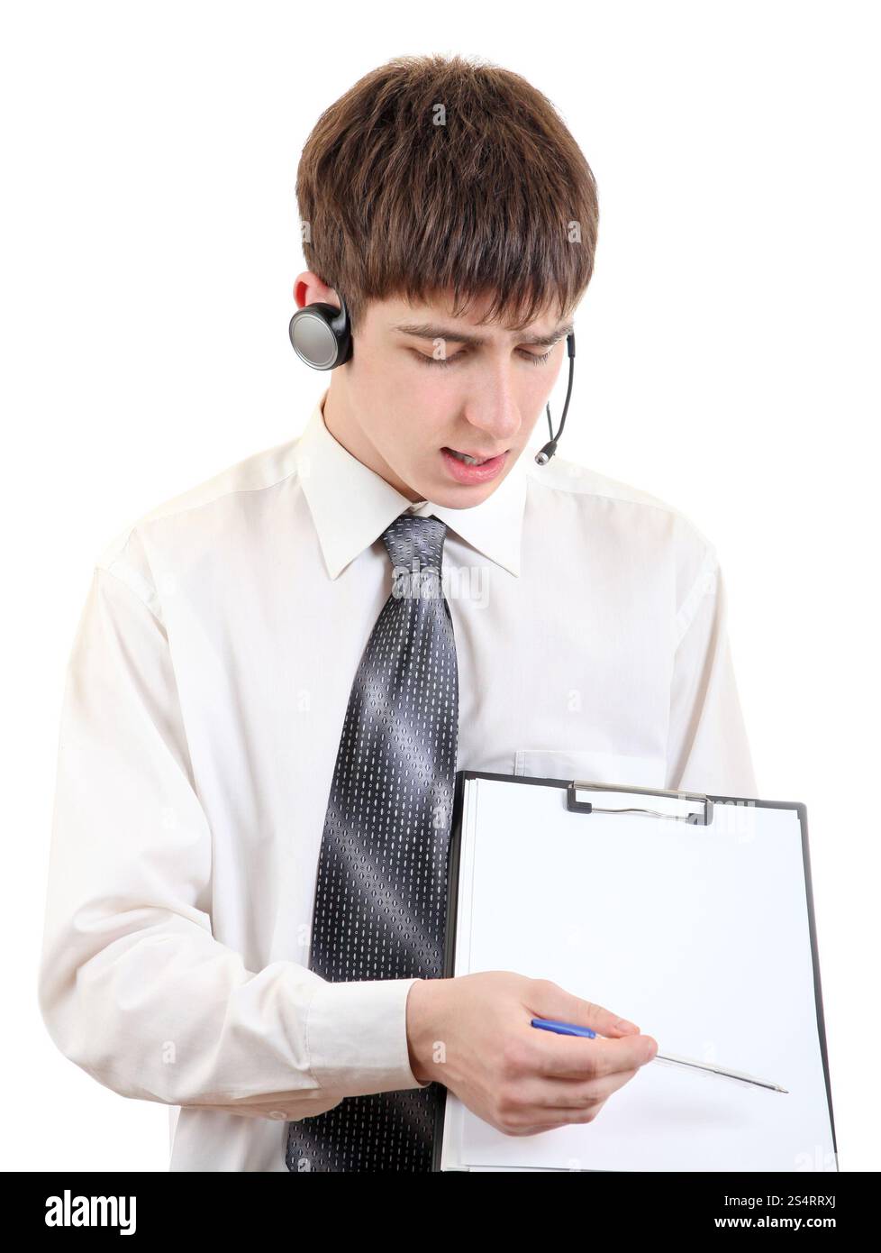 Junger Mann, der erklärt und mit dem Stift auf der leeren Zwischenablage zeigt Stockfoto