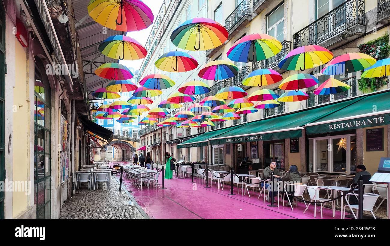 Die Pink Street, offiziell bekannt als Rua Nova do Carvalho, ist eine lebhafte Fußgängerzone im Stadtteil Cais do Sodré in Lissabon. Es ist berühmt für mich Stockfoto