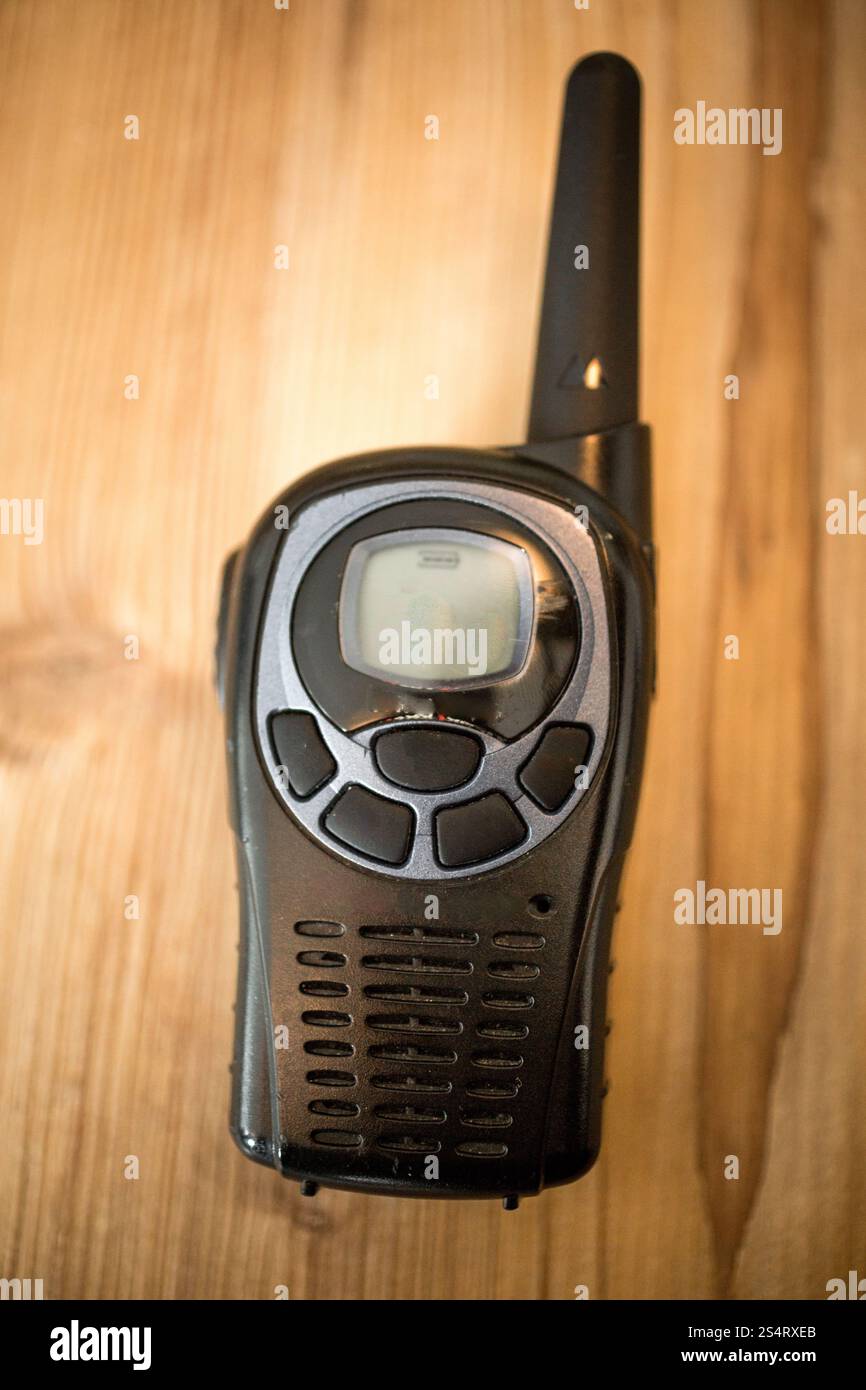 Nahaufnahme Foto Walkie-Talkie hölzernen Hintergrund Stockfoto