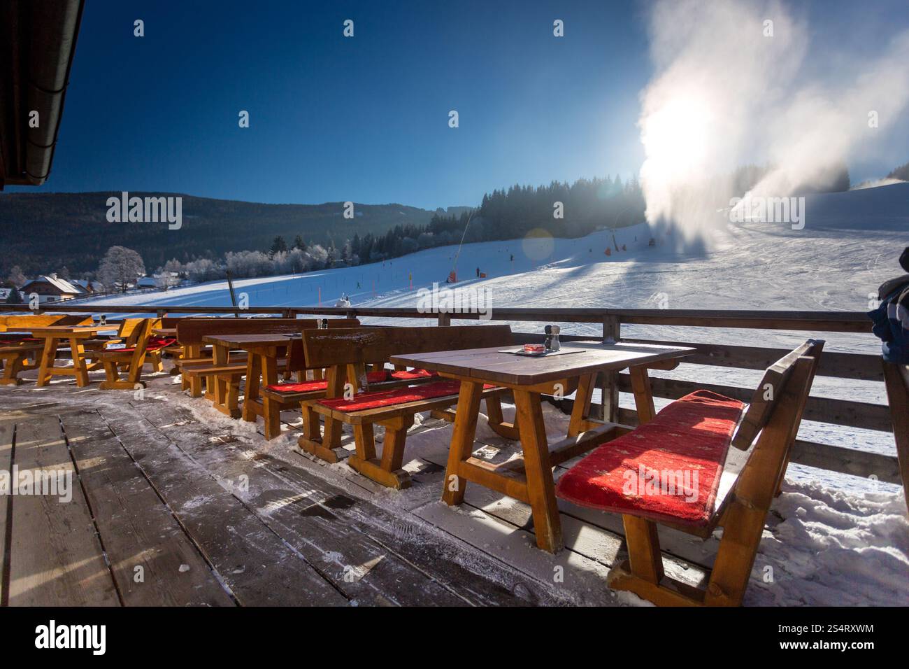 Traditionelles Restaurant mit Terasse am Skigebiet am sonnigen Tag Stockfoto