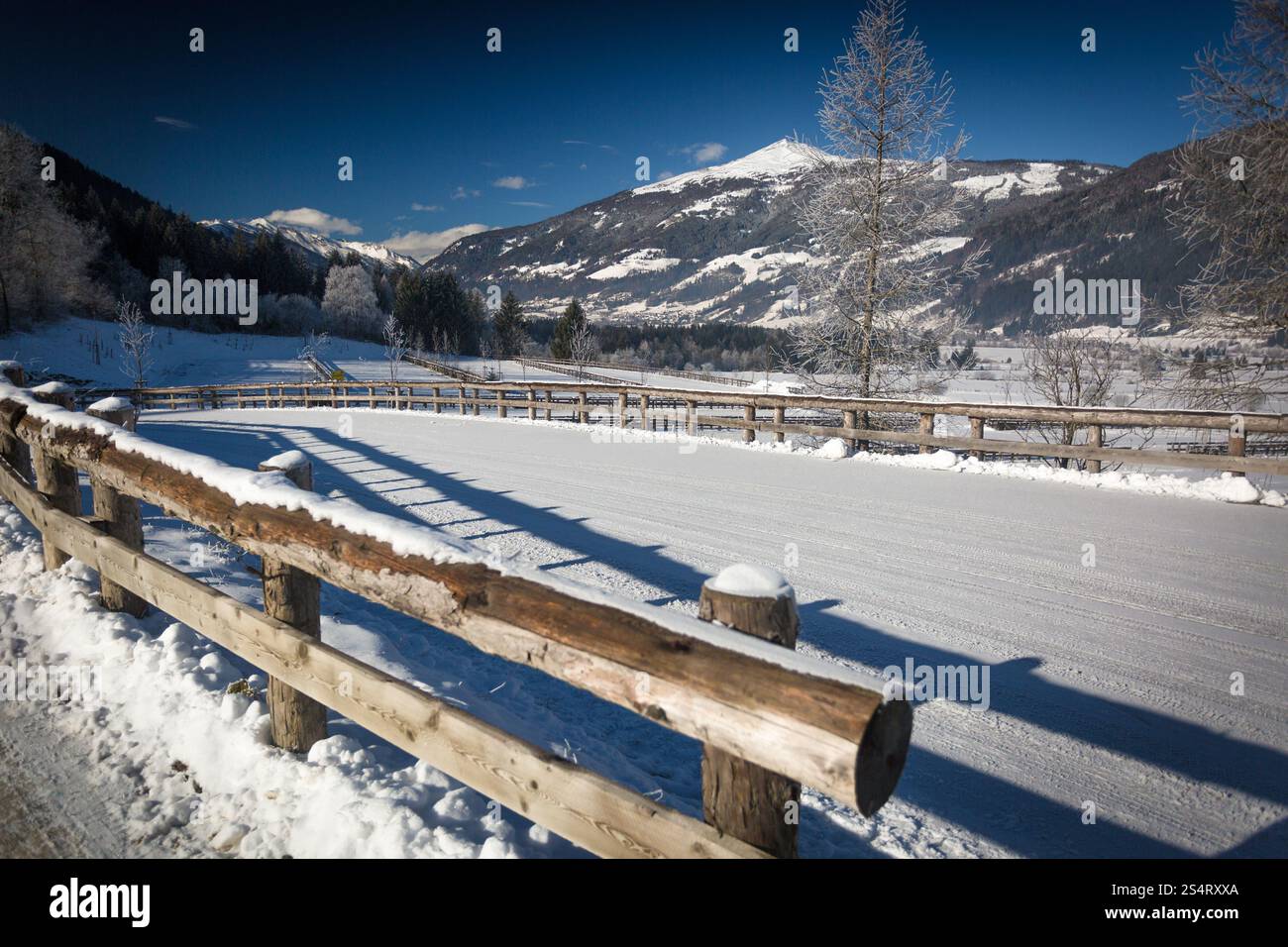 Schöne Aussicht auf Bergstrasse unter dem Schnee in den österreichischen Alpen am sonnigen Tag Stockfoto