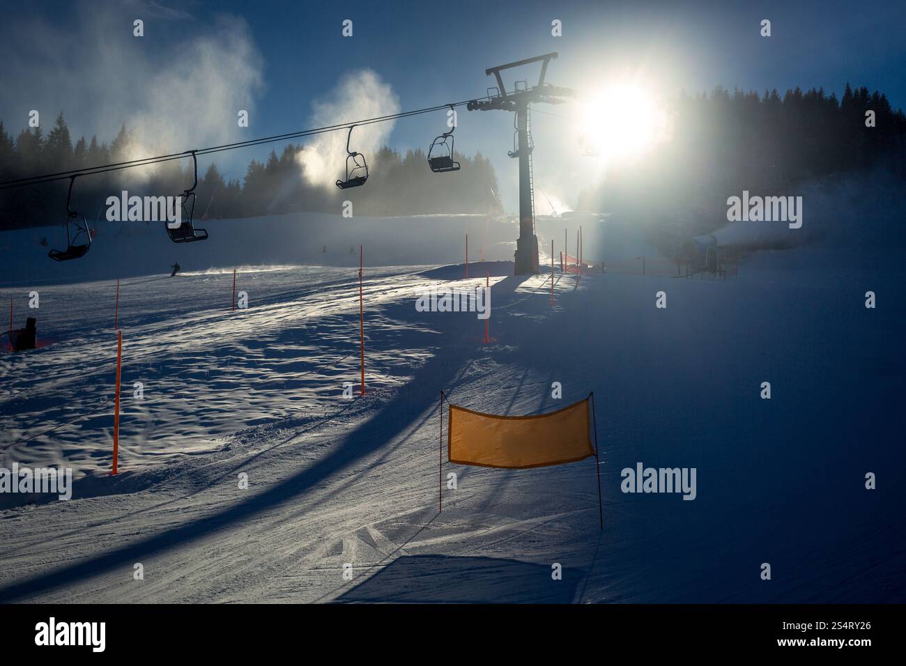 Schöne Landschaft der Skipiste mit Sesselbahnen am sonnigen Tag Stockfoto