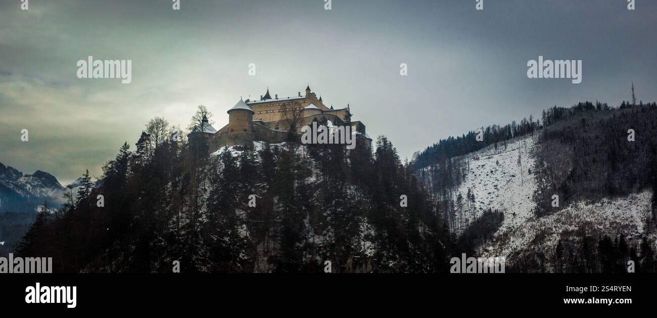 Alte steinerne Burg stehen auf hohen Berg in Österreichische Alpen Stockfoto