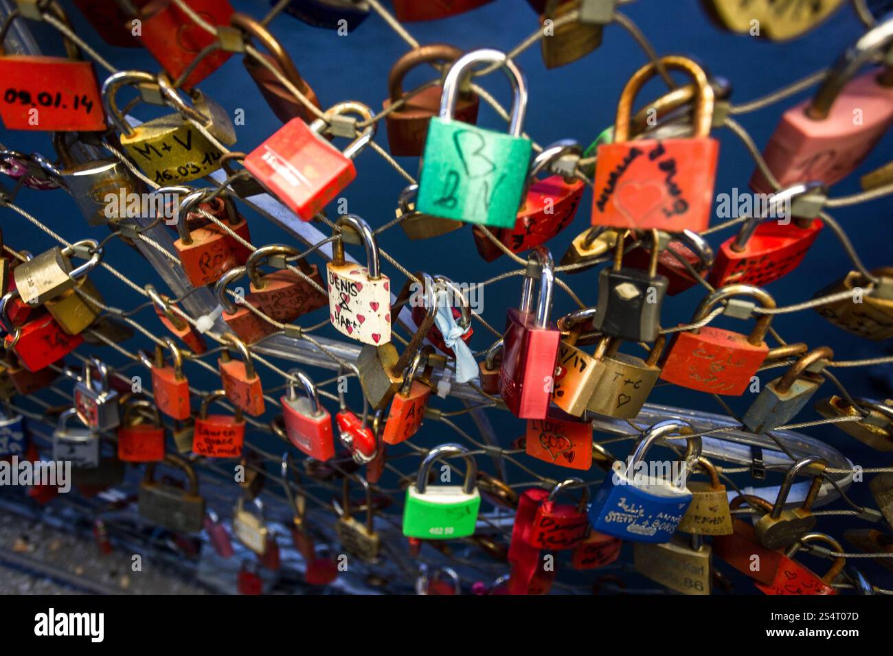 Nahaufnahme Foto von Sperren, die als Symbol für Liebe an Brücke hängen Stockfoto Nahaufnahme Foto von Sperren, die als Symbol für Liebe an Brücke hängen Stockfoto