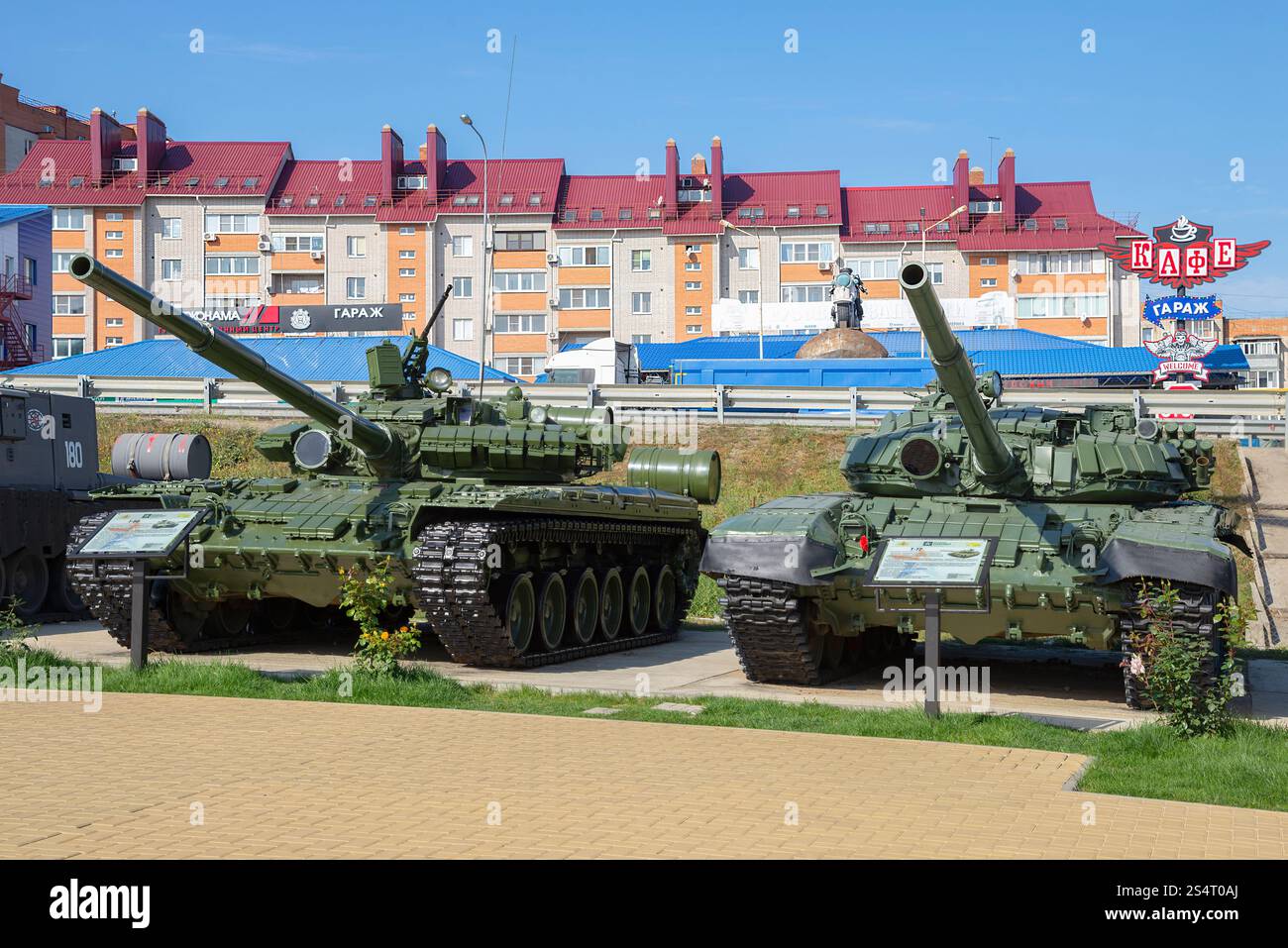 KAMENSK-SHAKHTINSKY, RUSSLAND - 4. OKTOBER 2021: Sowjetische Panzer, Patriot Park. Kamensk-Schakhtinsk Stockfoto KAMENSK-SHAKHTINSKY, RUSSLAND - 4. OKTOBER 2021: Sowjetische Panzer, Patriot Park. Kamensk-Schakhtinsk Stockfoto