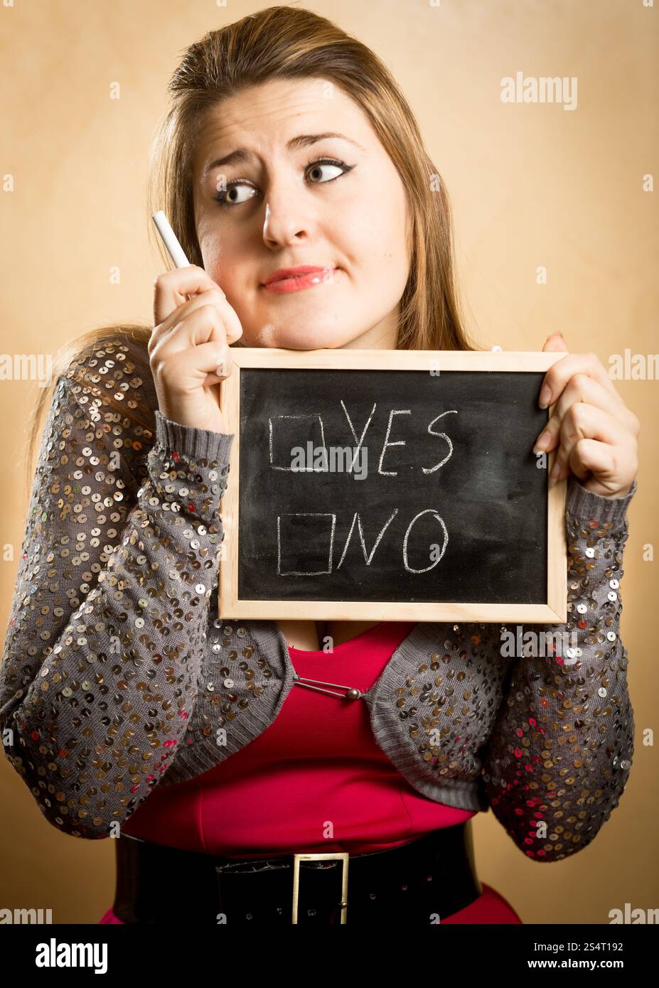 Closeup Portrait nachdenkliche Frau mit Blackboard mit Ja und keine Optionen Stockfoto