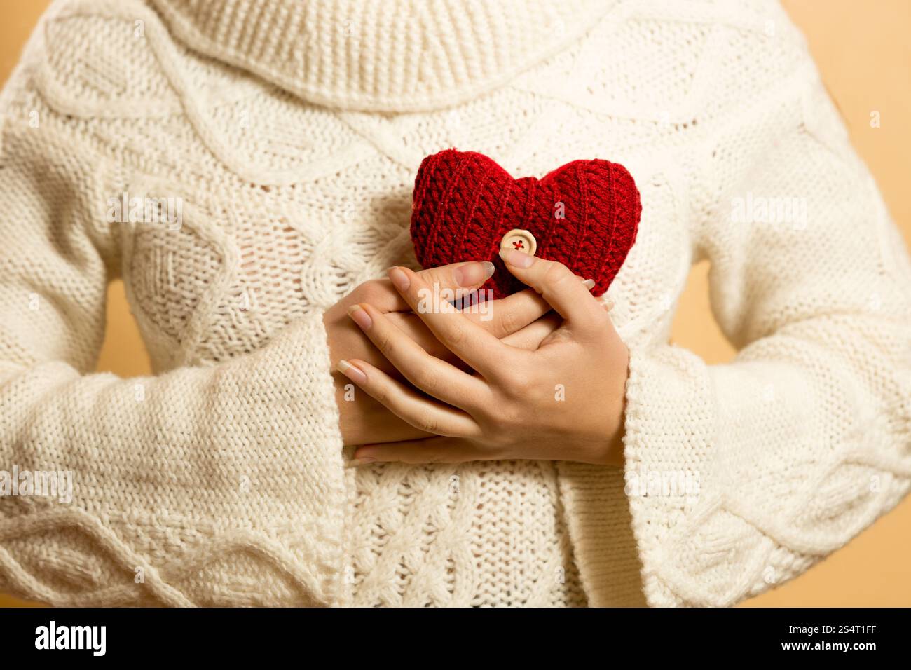 Konzeptionelle Foto Frau mit roten Herzen auf der Brust Stockfoto