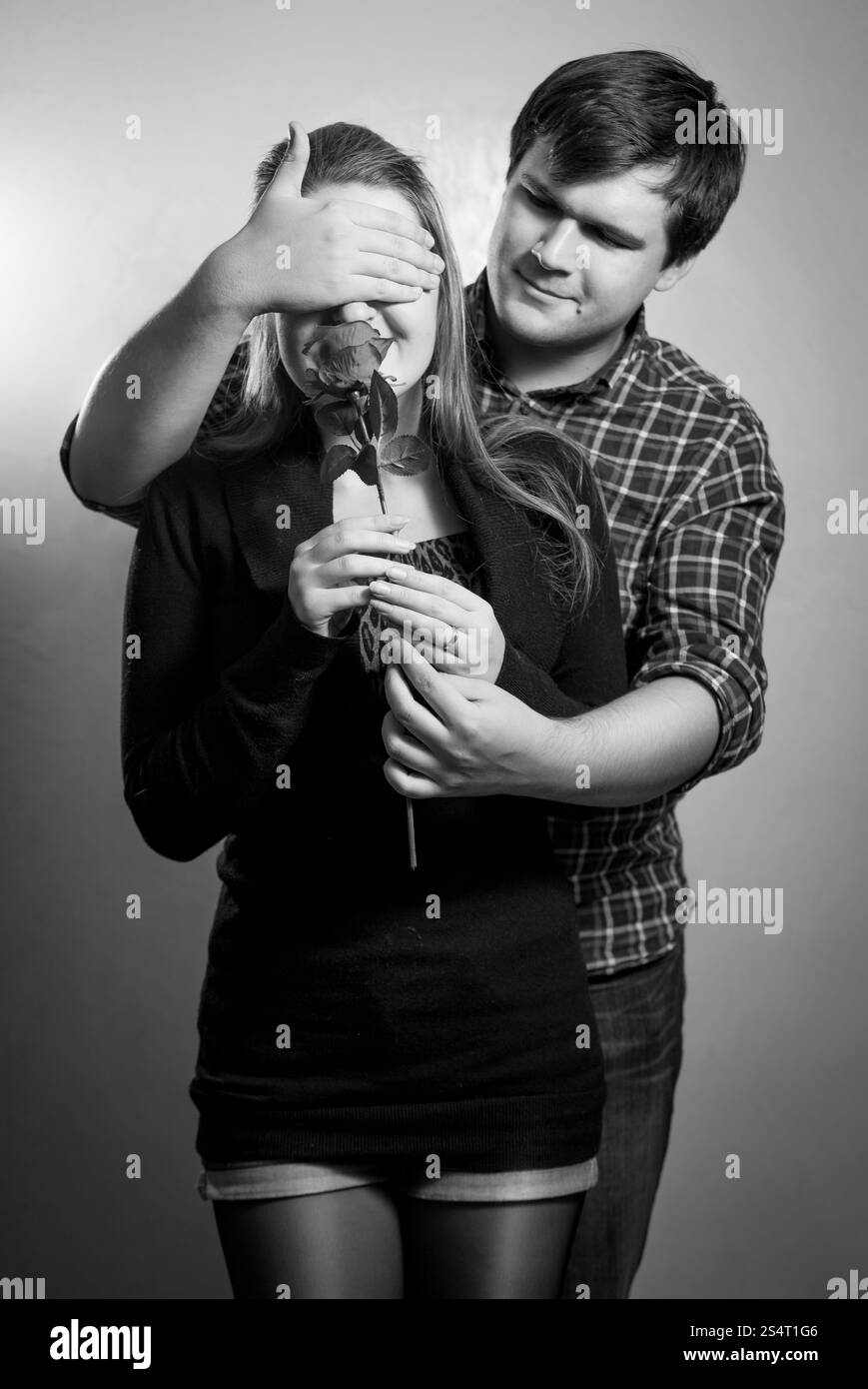 Schwarz / weiß Porträt des jungen Mannes für Freundinnen Augen für Überraschung Stockfoto