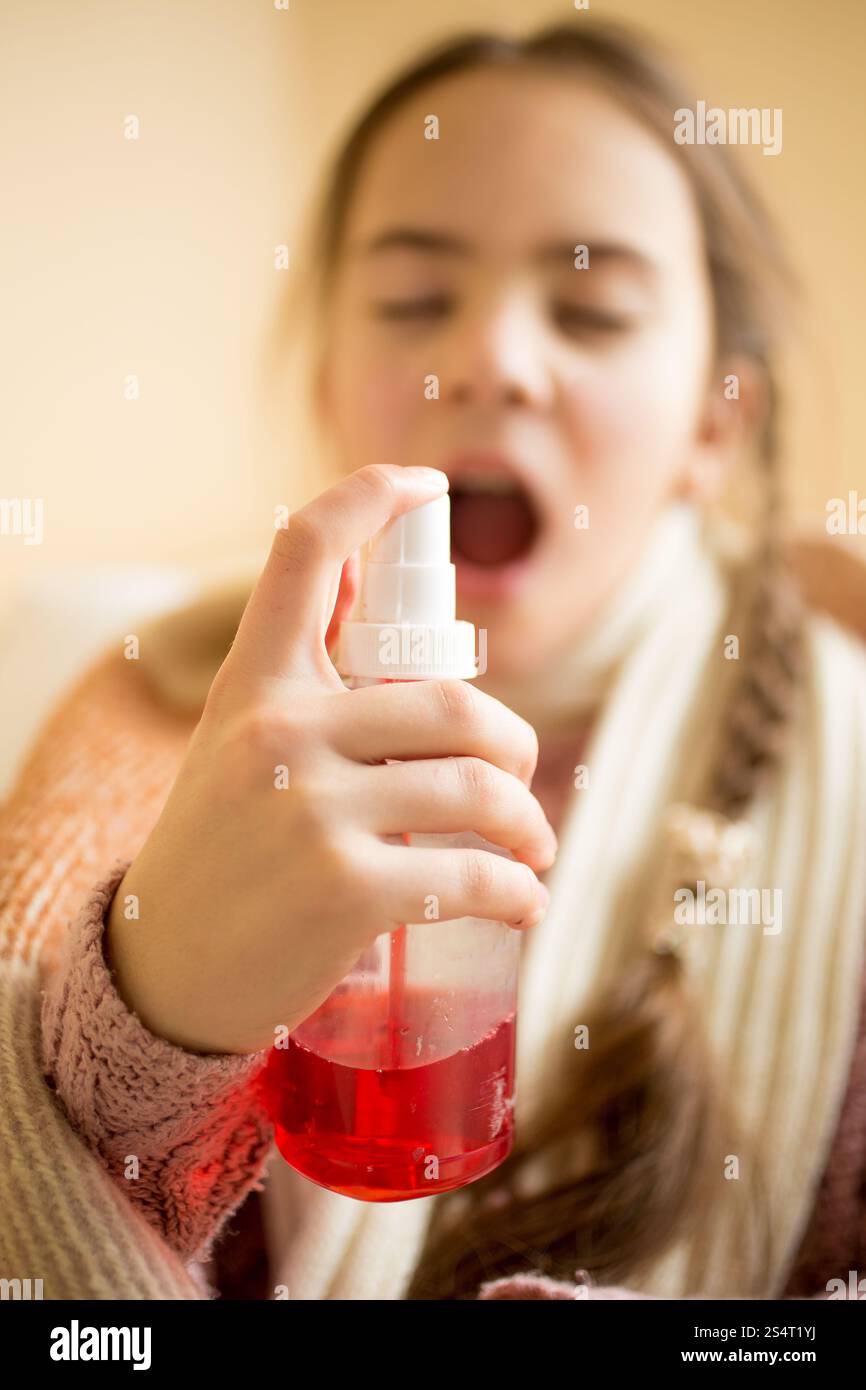 Closeup Portrait von krankes Mädchen Kehle Spritzen Stockfoto