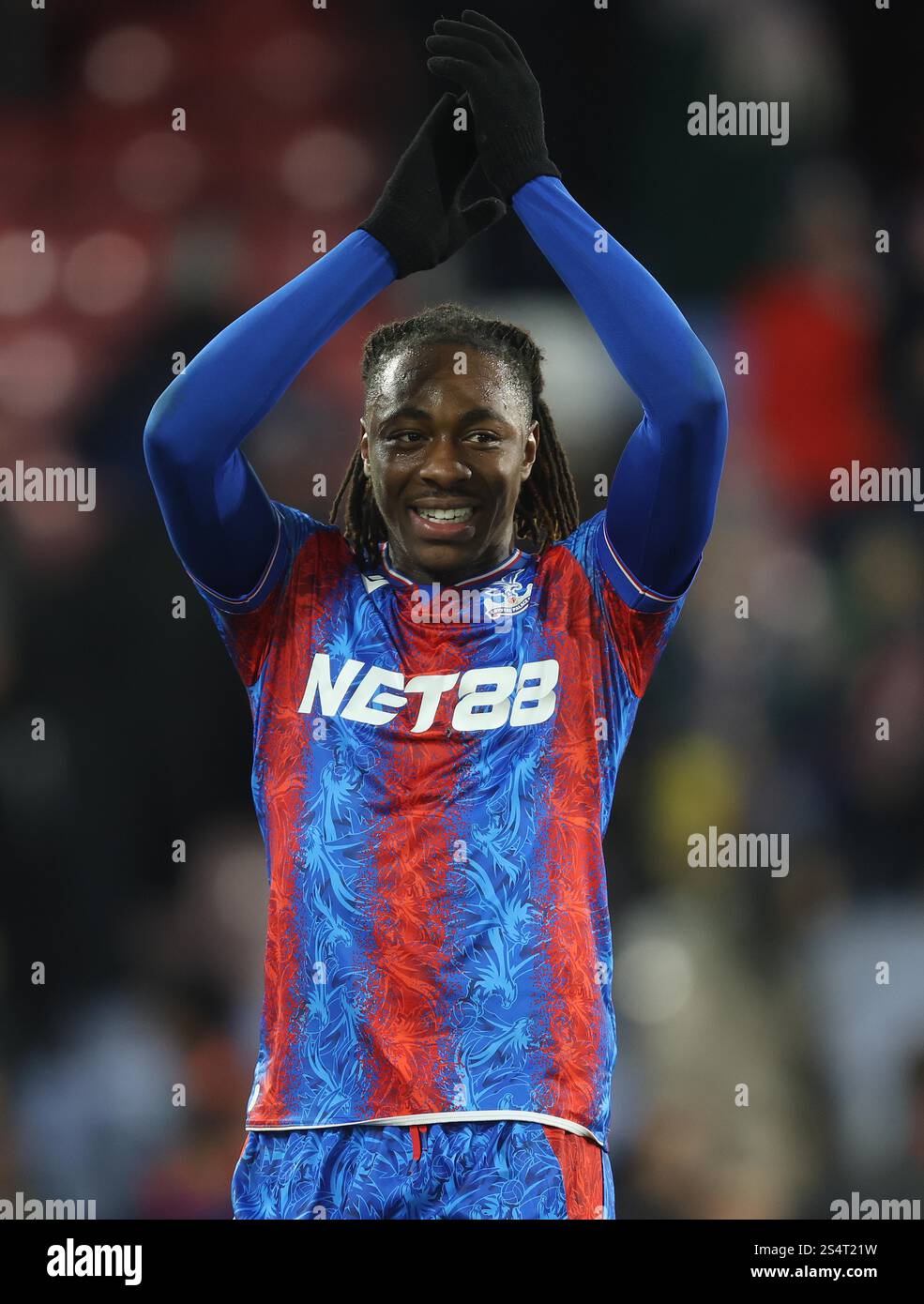 LONDON, ENGLAND – 12. JANUAR: Eberechi Eze aus Crystal Palace applaudiert den Fans des Crystal Palace nach dem Sieg 1-0 beim dritten Spiel der Emirates FA Cup zwischen Crystal Palace und Stockport County im Selhurst Park am 12. Januar 2025 in London. (Foto von Crystal Pix/MB Media) Stockfoto