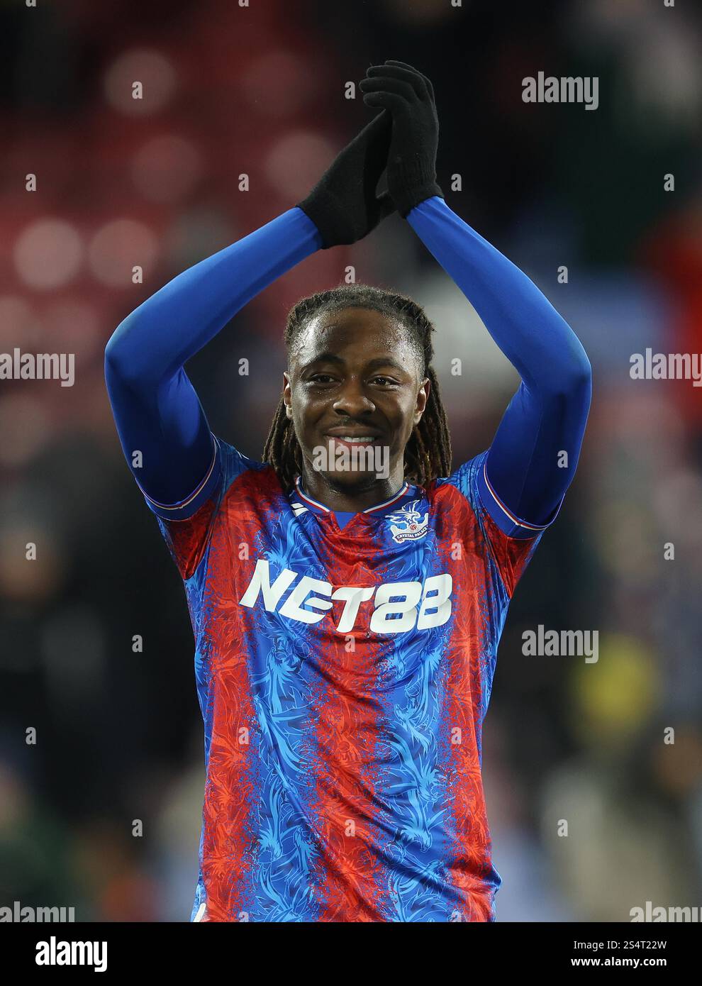 LONDON, ENGLAND – 12. JANUAR: Eberechi Eze aus Crystal Palace applaudiert den Fans des Crystal Palace nach dem Sieg 1-0 beim dritten Spiel der Emirates FA Cup zwischen Crystal Palace und Stockport County im Selhurst Park am 12. Januar 2025 in London. (Foto von Crystal Pix/MB Media) Stockfoto