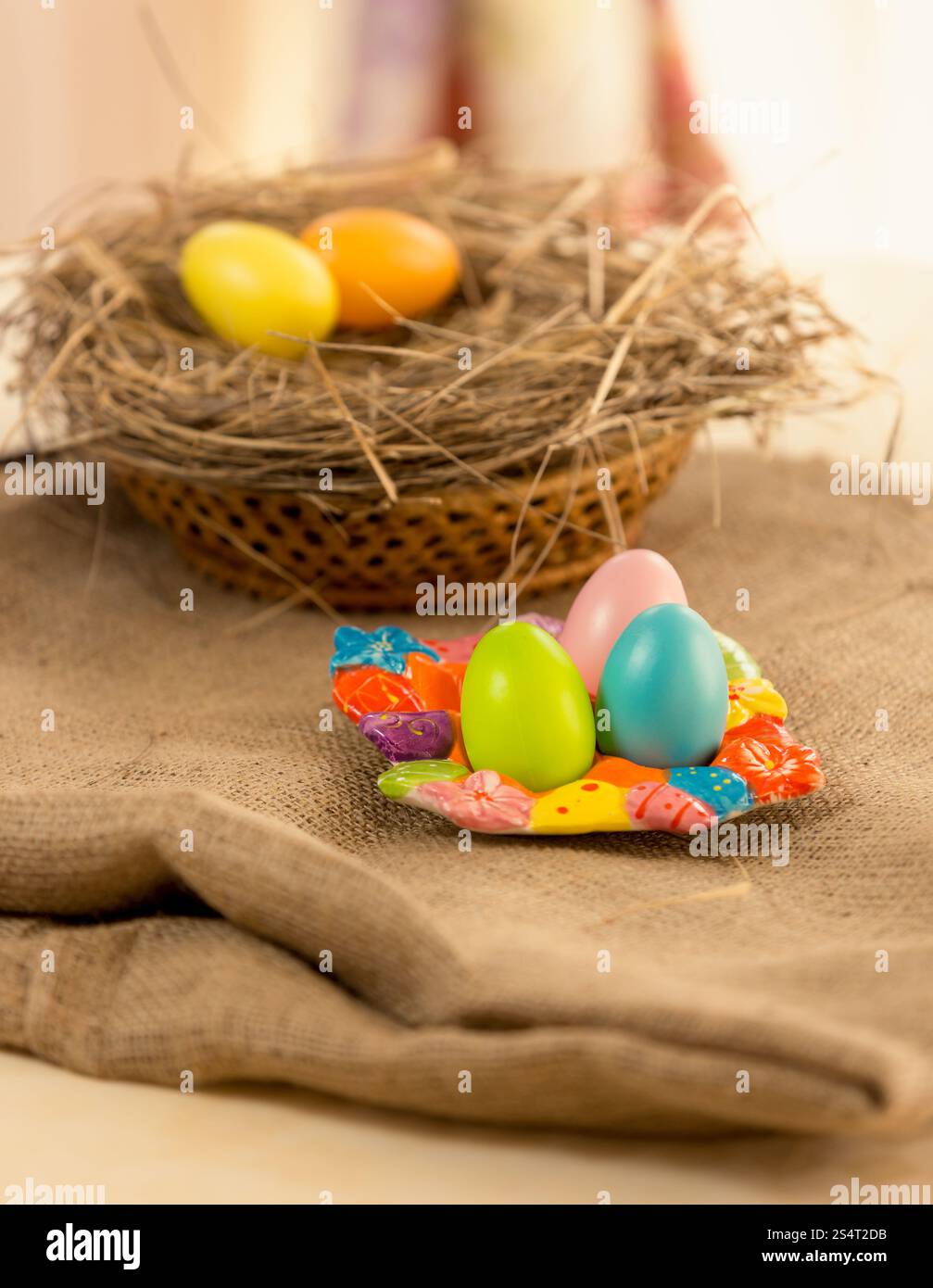 Nahaufnahme Foto von bunten Ostereiern auf Tisch liegend mit Sackleinen abgedeckt Stockfoto