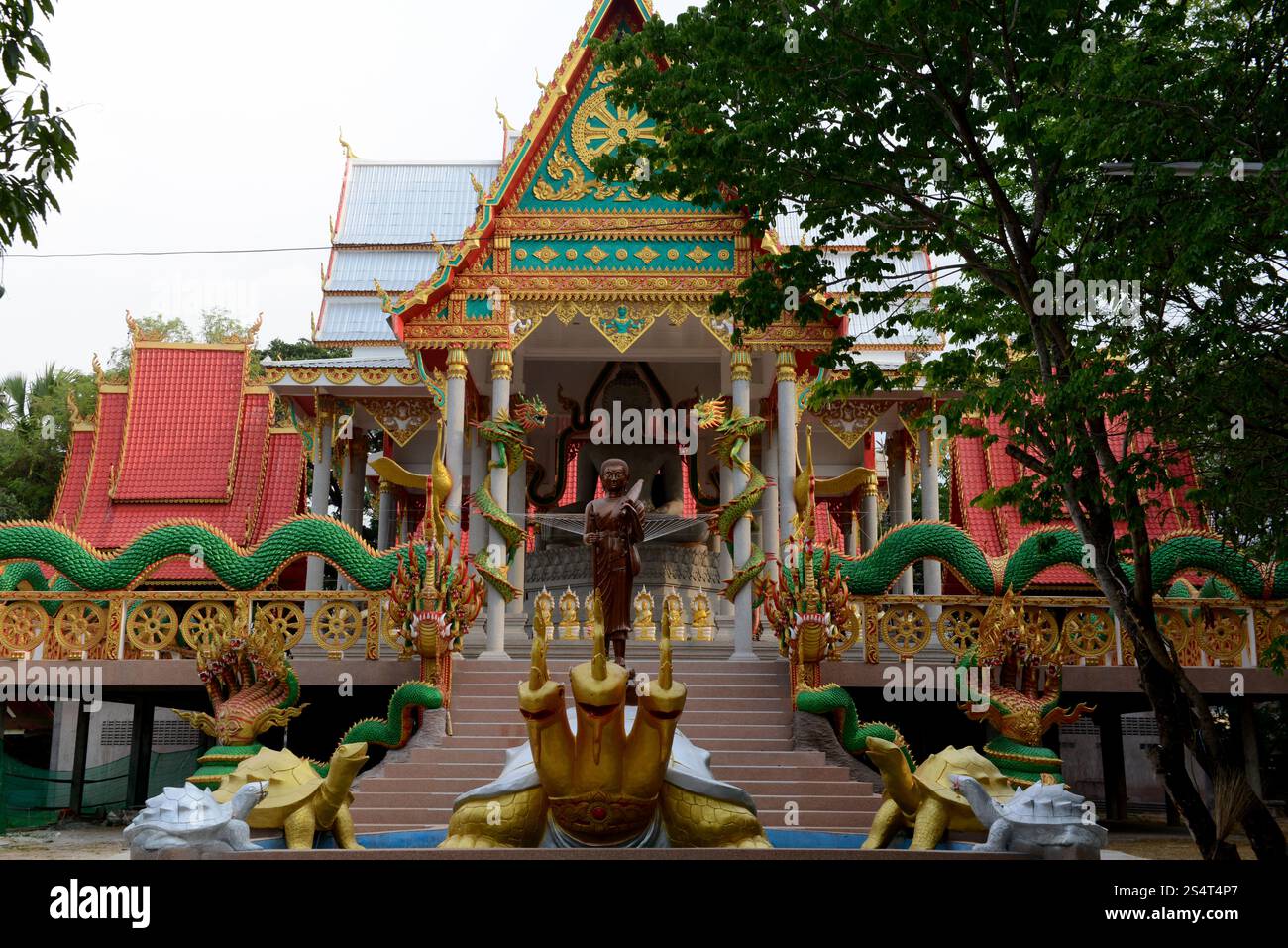 Ein Tempel im Stadtzentrum von Amnath Charoen nördlich der Stadt UBO Ratchathani im Osten Thailands. . THAILAND Stockfoto