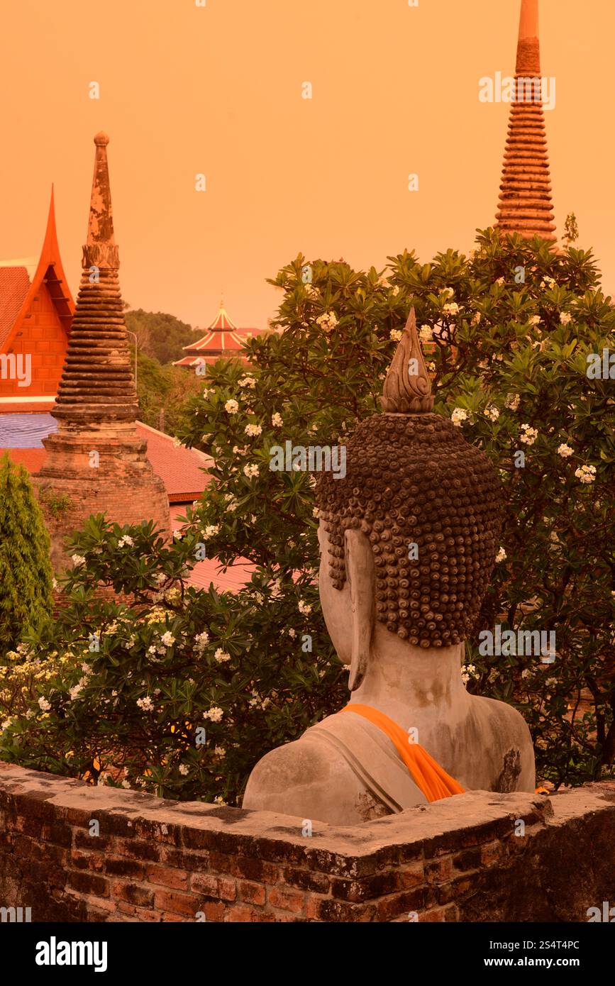 Der Wat Yai Chai Mongkol Tempel in Ayutthaya Stadt im Norden von Bangkok in Thailand, Südostasien. Stockfoto