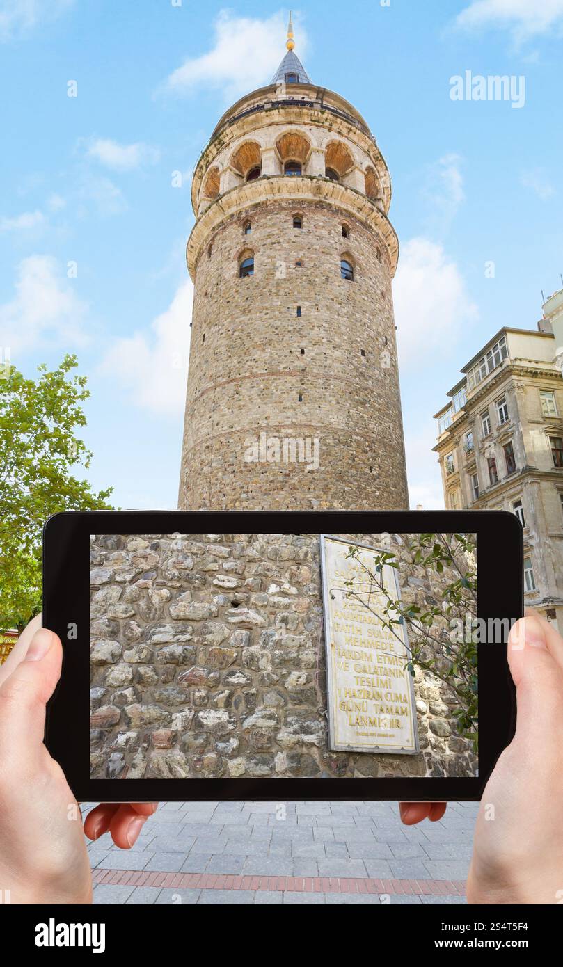 Konzept - Reisen Tourist nimmt Bild des mittelalterlichen Galata-Turm in Istanbul, Türkei auf Smartphone, Stockfoto