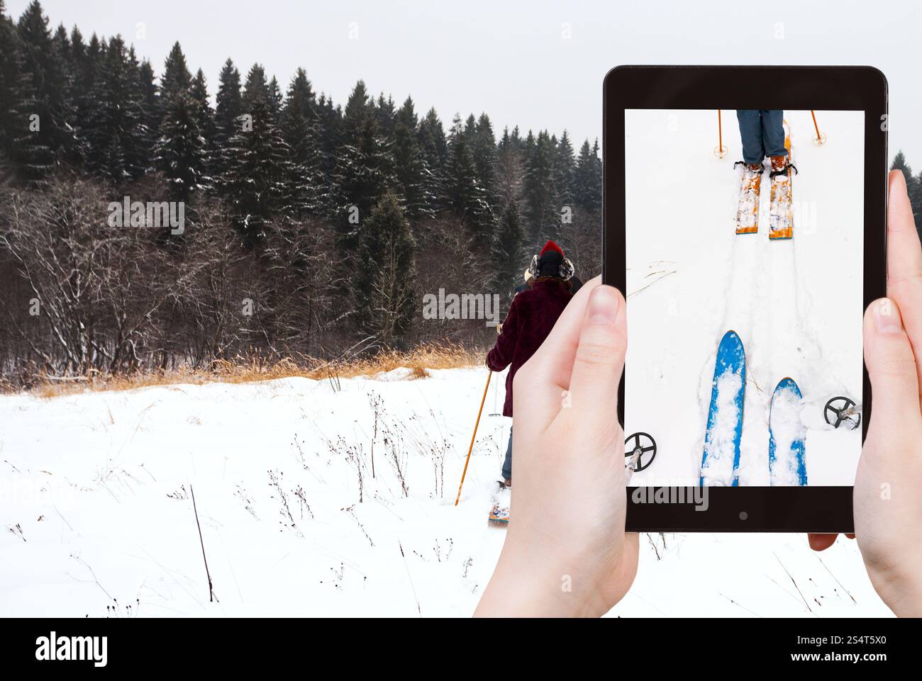 Konzept - Tourist nimmt Bild breit Langlauf Ski und Ski laufen im Schnee auf Smartphone zu reisen, Stockfoto
