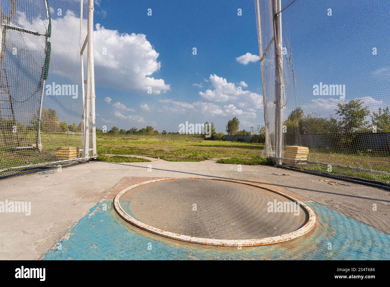 Im Freien Schuss von Hammer werfen Käfig auf sonnigen Tag Stockfoto
