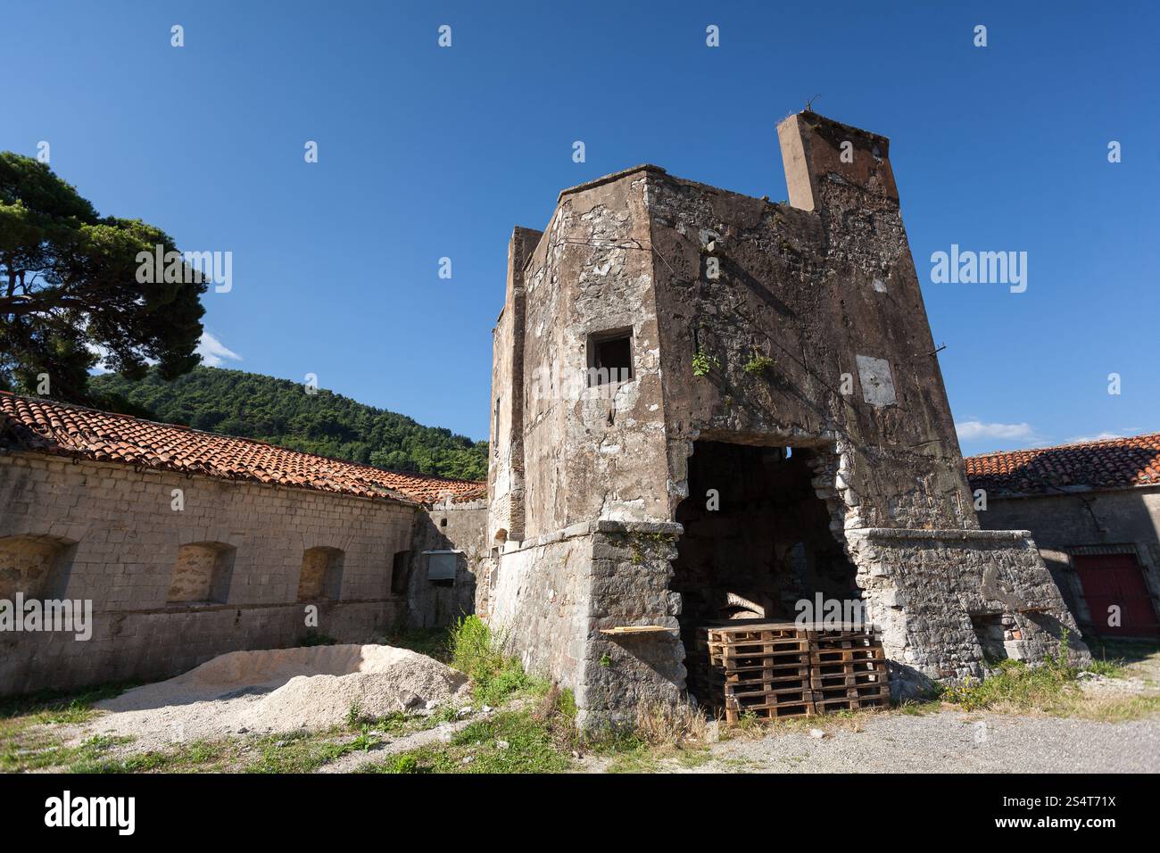 Schöne steinerne Burg auf dem Weg zum Berg Lovcen, Montenegro Stockfoto